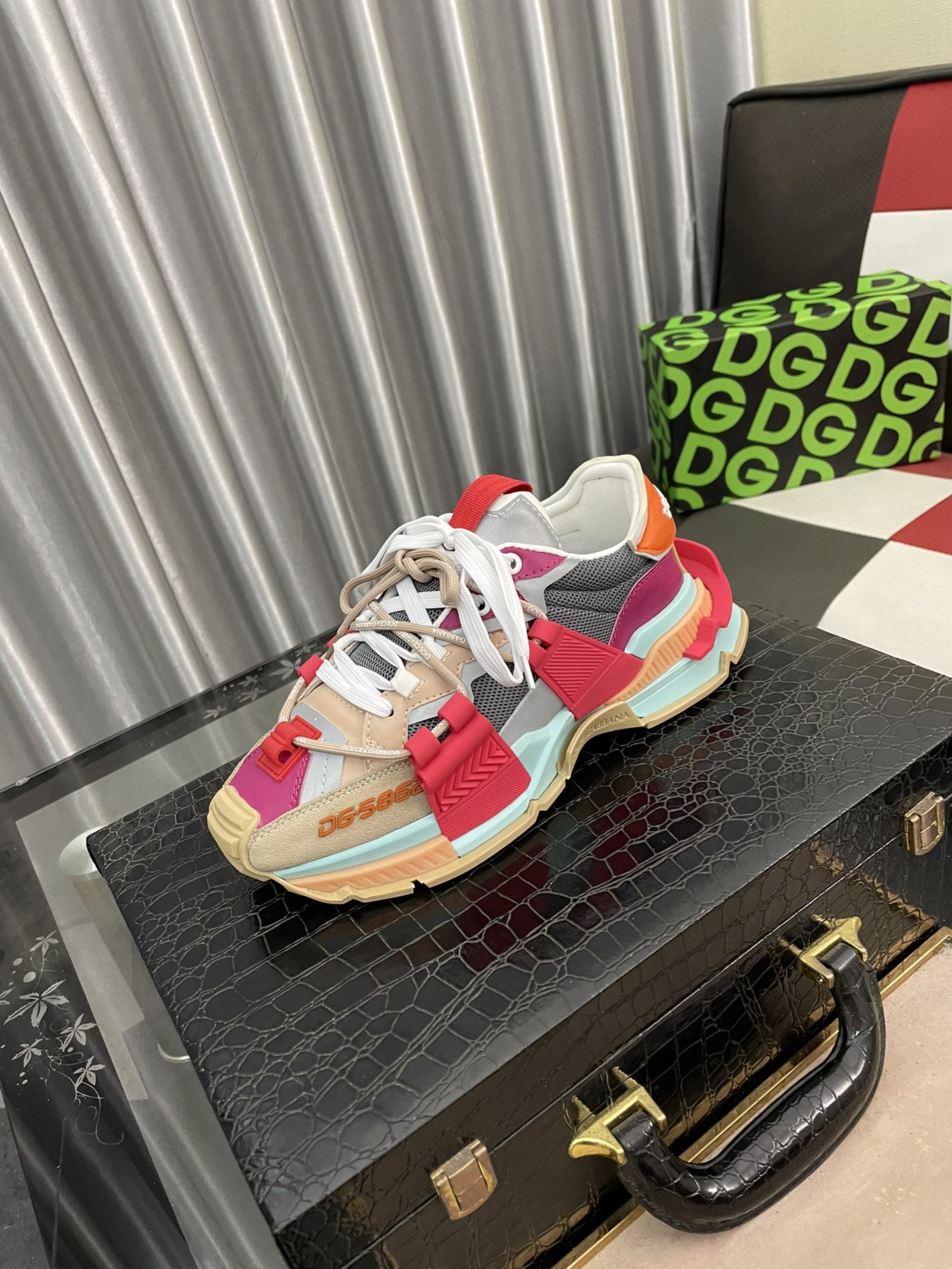 NO:272751,DG men's thick-soled casual dad shoes, fashionable sports running shoes, this sneaker shows the fashion style with modern lines, adding a bold style to men's chic style. It combines light texture and flexible performance, showing the exquisite craftsmanship of the brand. The upper is spliced ​​with original imported tarp technology fabric, original customized breathable cotton inner lining, original open mold IP outsole TPU rubber bottom sheet, internal elastic details create an ideal comfortable wearing experience. The thick sole is about 4CM high and can be matched with various casual styles, showing a fashionable and modern sports style. Size38-45,,sneakers19860909DG男士厚底休闲老爹鞋,时尚运动跑鞋,这款运动鞋以现代线条彰显时尚风范,为男士潇洒造型平添一抹大胆格调.将轻盈质感与灵活性能集于一身,尽显品牌精湛工艺,鞋面采用原版进口防水布科技面料拼接,原版定制透气棉质内里 原版开模IP大底TPU橡胶底片,内部弹力细节塑造理想的舒适穿着体验.厚底高约4CM 可与各式休闲造型搭配,彰显时尚现代的运动风范.Size38-45,,sneakers,Men's shoes