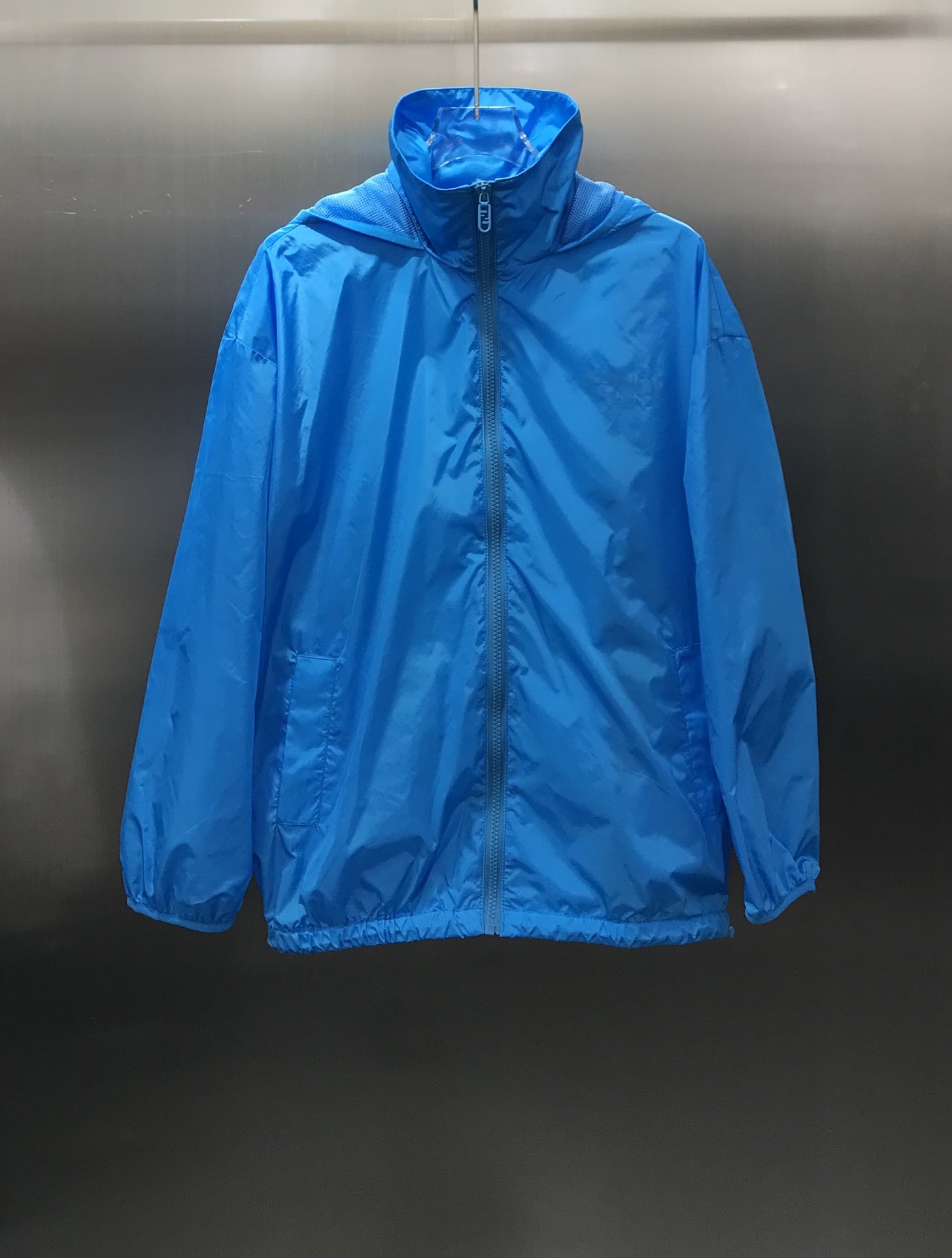 NO:696876,Fendi/Fendi new style for early spring, baguette 25th anniversary limited series, bag decoration, hooded windbreaker jacket, light pink color for girls, doubles the age-reducing upper body, hooded zipper loose fit, easy to control for any figure, detachable large bag decoration on the back, can be transformed into a crossbody bag in seconds, full of style when going on vacation, imported memory silk fabric, customized YB snap button accessories, high version SML,,fendi,fendi,jackets & coats,hats,19860909Fendi/芬迪 早春新款 法棍25周年限定系列 包包装饰连帽风衣外套 少女心的浅粉色的色 上身减龄感倍增 连帽拉链宽松版型 对于任何身材轻松驾驭 后背可拆卸的大包包装饰 可秒变斜跨包包哦 出门度假旅游造型感十足 进口的记忆丝面料 定制的YB四合扣配件 高版本SML,,fendi,fendi,jackets & coats,hats,,Women's clothing