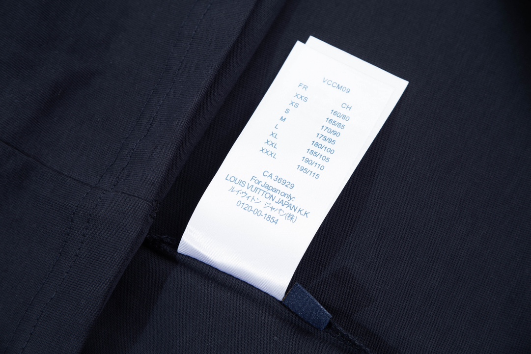 供货价:19.9💰『官网特别短袖』贸易出口款,200克精梳棉面料,夏季上身超舒适,原包装吊牌 稳定72小时内物流（可接一件来图定做,批发价格超低）有量选手可以来谈价格可低！！！ 
Lv路易威登男女情侣同款短袖半袖t恤
面料采用260克顶级高密度纯棉面料！双纱加厚重磅面料！手感厚实！质感无敌！
情侣宽松oversize版型！
颜色：黑 白 
尺码：M / L / XL
胸围 肩宽 袖长 衣长
M 52 51 21 69 
L 54 53 21 71 
XL 56 55 21 73