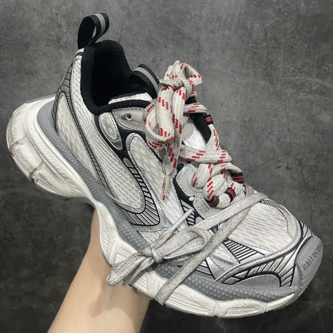 图片[3]-XA版本BALENCIAGA 3XL Sneakers巴黎世家十代网布系带低帮走秀复古老爹鞋 白银 全套原纸板楦头开发 最原汁原味的灵魂版型全鞋荧光划线卡点 胶水把控整洁度追求极致完美每一双都是工艺品 多重QC质检 超越公司货的品控标准实实在在的免检产品 原盒原配 正确字体电绣 粗细、位置、大小正确 侧边TPU 透气孔匹配意产原版 正确分离大底 TPU软底 原版一致大底LOGO 立体感十足 原厂皮料水洗做旧 采购原厂网纱 不含皮革 网布材料和聚氨酯 磨损效果 鞋头边缘和后帮 Balenciaga 徽标 鞋面和后跟凸印尺码 鞋舌 3XL 橡胶品牌标识和反光细节 鞋帮拉袢和鞋舌拉祥 配反光细节 备用鞋带在鞋履前侧 可在穿着前取下 便于不同造型搭配 正常尺码  尺码：35 36 37 38 39 40 41 42 43 44 45 46-莆田鞋批发中心