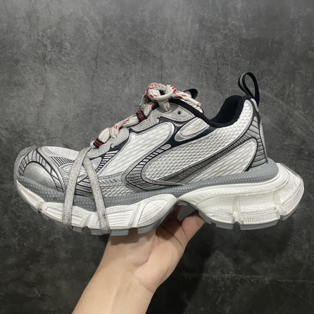 图片[2]-XA版本BALENCIAGA 3XL Sneakers巴黎世家十代网布系带低帮走秀复古老爹鞋 白银 全套原纸板楦头开发 最原汁原味的灵魂版型全鞋荧光划线卡点 胶水把控整洁度追求极致完美每一双都是工艺品 多重QC质检 超越公司货的品控标准实实在在的免检产品 原盒原配 正确字体电绣 粗细、位置、大小正确 侧边TPU 透气孔匹配意产原版 正确分离大底 TPU软底 原版一致大底LOGO 立体感十足 原厂皮料水洗做旧 采购原厂网纱 不含皮革 网布材料和聚氨酯 磨损效果 鞋头边缘和后帮 Balenciaga 徽标 鞋面和后跟凸印尺码 鞋舌 3XL 橡胶品牌标识和反光细节 鞋帮拉袢和鞋舌拉祥 配反光细节 备用鞋带在鞋履前侧 可在穿着前取下 便于不同造型搭配 正常尺码  尺码：35 36 37 38 39 40 41 42 43 44 45 46-莆田鞋批发中心