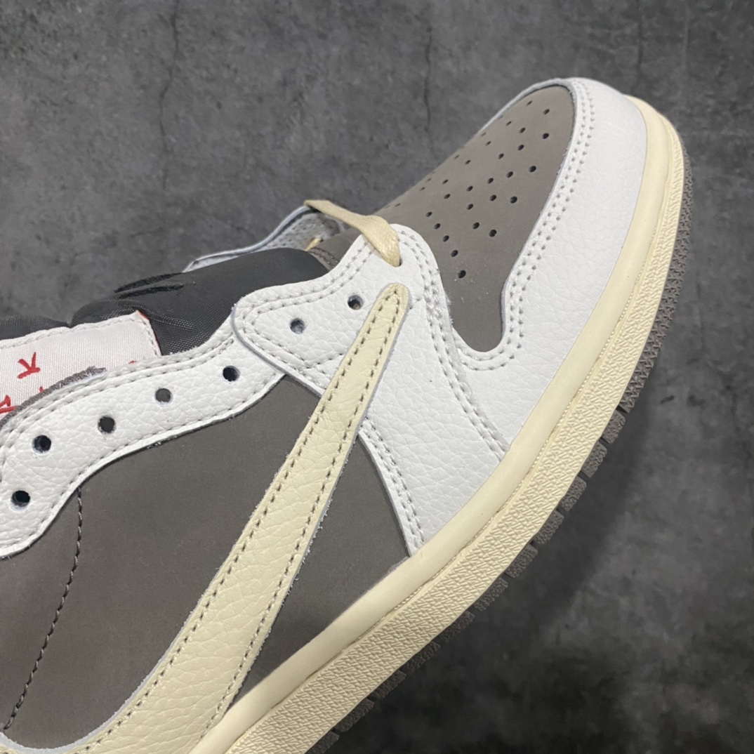 图片[6]-神版 Travis Scott x Fragment x Air Jordan AJ1 Low OG SP 三方联名白棕倒钩低帮 DM7866-162n毫无疑问市场中端王者 耗时半年巨作全套原纸板楦头开发 确保原汁原味完美呈现倒钩版型 原档案转印油墨一体东莞原厂磨具大底独家尺码35.5 48.5 一码一磨具拒绝假半码n此版本只针对中端市场 皮料材质有所更替其他数据细节工艺流程均保持一致 绝不口嗨细节品控鞋型随意秒杀市面3XX 4XX原盒原配 外盒透明胶套 内侧字体 工整带凹凸感原厂拉帮工艺 针距密度一致 后跟弧度收口自然不对折极致一眼正品既视感 进口玻璃冲刀皮料裁剪零毛边承诺百分百一致原鞋 全鞋电脑针车工艺进口港宝加持 后跟自然饱满全鞋荧光划线卡点 追求极致完美每一双都是工艺品 多重QC质检 超越公司货的品控标准 实实在在的免检产品SIZE：35.5 36 36.5 37.5 38 38.5 39 40 40.5 41 42 42.5 43 44 44.5 45 46 47.5 48.5-莆田鞋批发中心