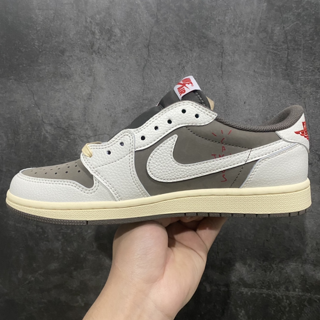 图片[2]-神版 Travis Scott x Fragment x Air Jordan AJ1 Low OG SP 三方联名白棕倒钩低帮 DM7866-162n毫无疑问市场中端王者 耗时半年巨作全套原纸板楦头开发 确保原汁原味完美呈现倒钩版型 原档案转印油墨一体东莞原厂磨具大底独家尺码35.5 48.5 一码一磨具拒绝假半码n此版本只针对中端市场 皮料材质有所更替其他数据细节工艺流程均保持一致 绝不口嗨细节品控鞋型随意秒杀市面3XX 4XX原盒原配 外盒透明胶套 内侧字体 工整带凹凸感原厂拉帮工艺 针距密度一致 后跟弧度收口自然不对折极致一眼正品既视感 进口玻璃冲刀皮料裁剪零毛边承诺百分百一致原鞋 全鞋电脑针车工艺进口港宝加持 后跟自然饱满全鞋荧光划线卡点 追求极致完美每一双都是工艺品 多重QC质检 超越公司货的品控标准 实实在在的免检产品SIZE：35.5 36 36.5 37.5 38 38.5 39 40 40.5 41 42 42.5 43 44 44.5 45 46 47.5 48.5-莆田鞋批发中心