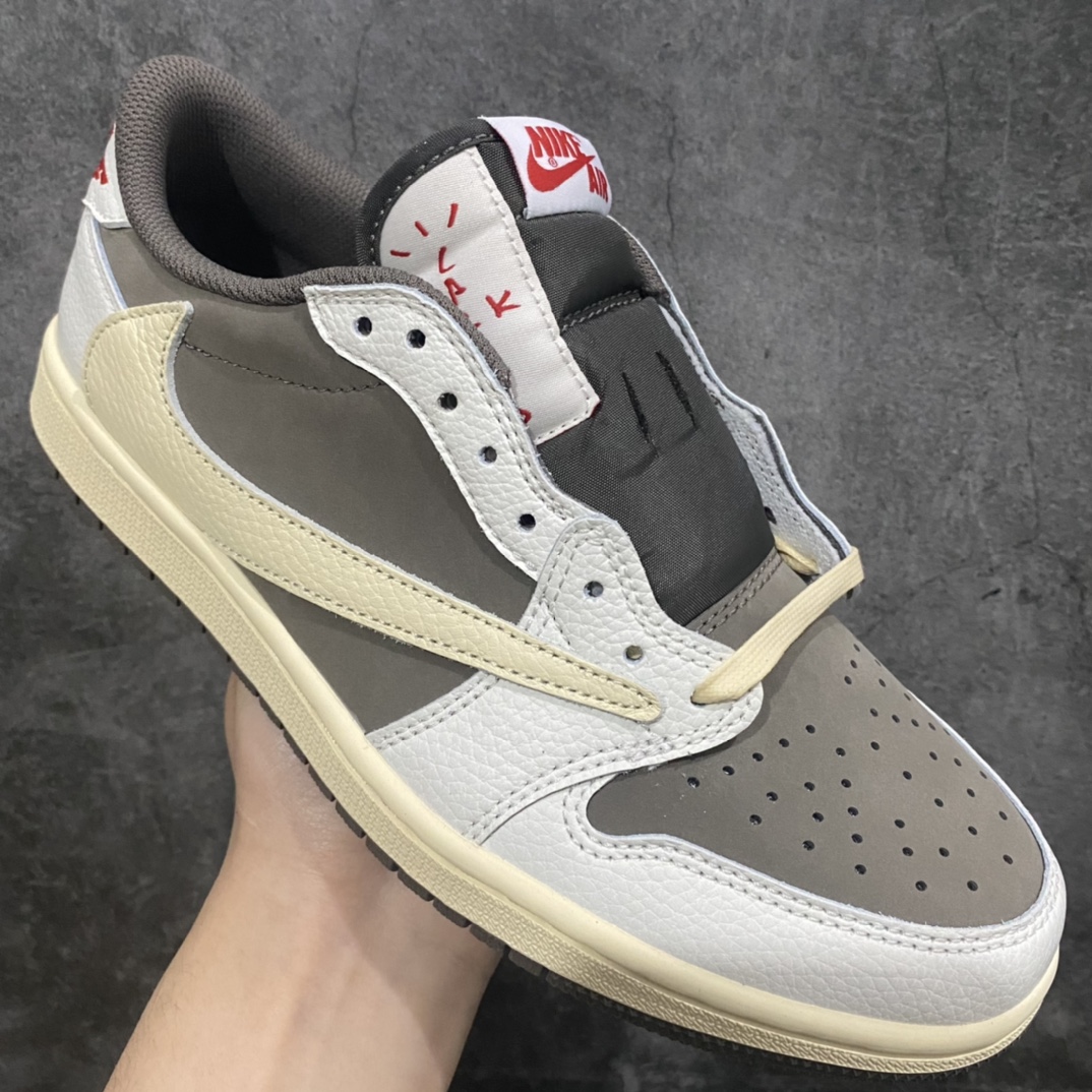 图片[3]-神版 Travis Scott x Fragment x Air Jordan AJ1 Low OG SP 三方联名白棕倒钩低帮 DM7866-162n毫无疑问市场中端王者 耗时半年巨作全套原纸板楦头开发 确保原汁原味完美呈现倒钩版型 原档案转印油墨一体东莞原厂磨具大底独家尺码35.5 48.5 一码一磨具拒绝假半码n此版本只针对中端市场 皮料材质有所更替其他数据细节工艺流程均保持一致 绝不口嗨细节品控鞋型随意秒杀市面3XX 4XX原盒原配 外盒透明胶套 内侧字体 工整带凹凸感原厂拉帮工艺 针距密度一致 后跟弧度收口自然不对折极致一眼正品既视感 进口玻璃冲刀皮料裁剪零毛边承诺百分百一致原鞋 全鞋电脑针车工艺进口港宝加持 后跟自然饱满全鞋荧光划线卡点 追求极致完美每一双都是工艺品 多重QC质检 超越公司货的品控标准 实实在在的免检产品SIZE：35.5 36 36.5 37.5 38 38.5 39 40 40.5 41 42 42.5 43 44 44.5 45 46 47.5 48.5-莆田鞋批发中心