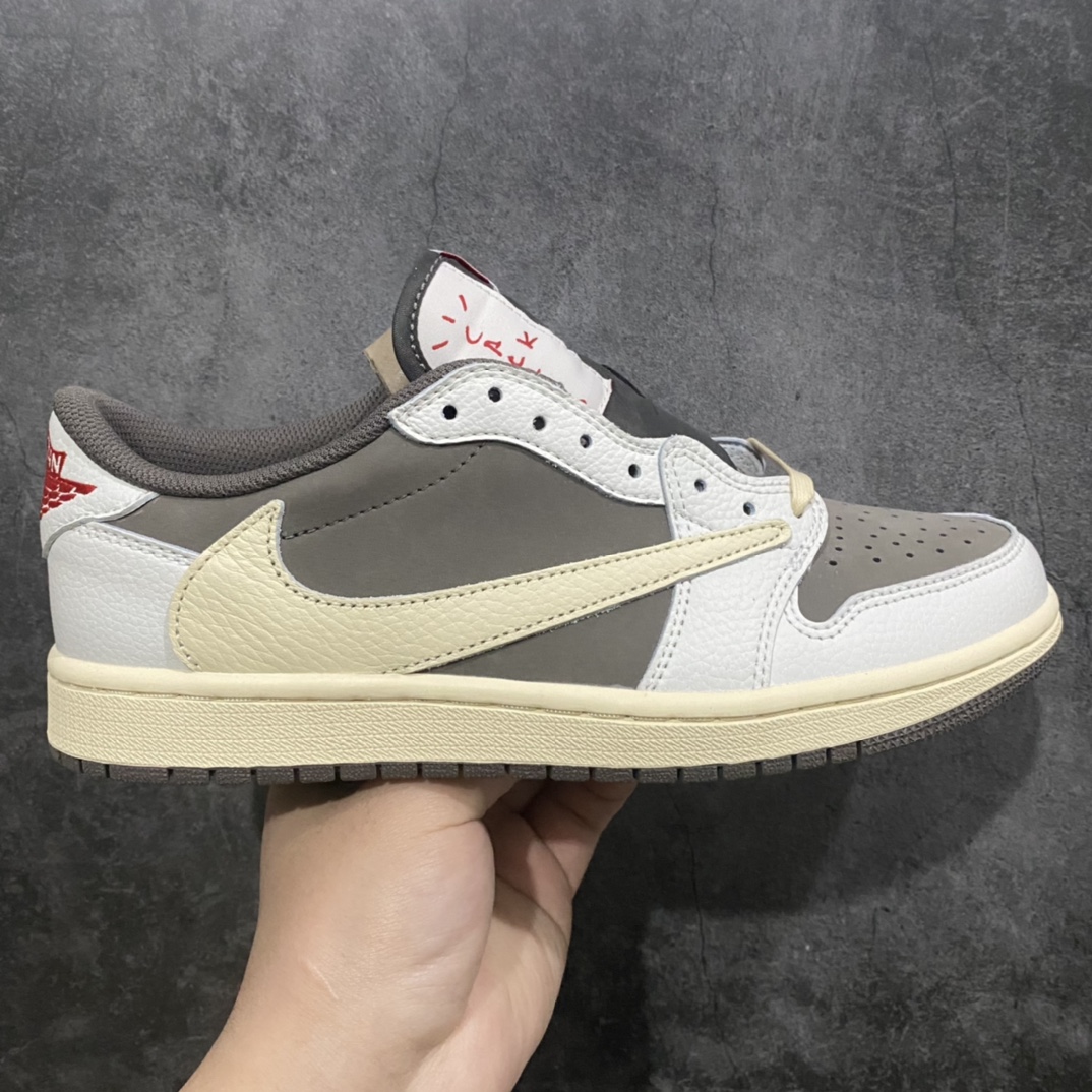 神版 Travis Scott x Fragment x Air Jordan AJ1 Low OG SP 三方联名白棕倒钩低帮 DM7866-162n毫无疑问市场中端王者 耗时半年巨作全套原纸板楦头开发 确保原汁原味完美呈现倒钩版型 原档案转印油墨一体东莞原厂磨具大底独家尺码35.5 48.5 一码一磨具拒绝假半码n此版本只针对中端市场 皮料材质有所更替其他数据细节工艺流程均保持一致 绝不口嗨细节品控鞋型随意秒杀市面3XX 4XX原盒原配 外盒透明胶套 内侧字体 工整带凹凸感原厂拉帮工艺 针距密度一致 后跟弧度收口自然不对折极致一眼正品既视感 进口玻璃冲刀皮料裁剪零毛边承诺百分百一致原鞋 全鞋电脑针车工艺进口港宝加持 后跟自然饱满全鞋荧光划线卡点 追求极致完美每一双都是工艺品 多重QC质检 超越公司货的品控标准 实实在在的免检产品SIZE：35.5 36 36.5 37.5 38 38.5 39 40 40.5 41 42 42.5 43 44 44.5 45 46 47.5 48.5-莆田鞋批发中心