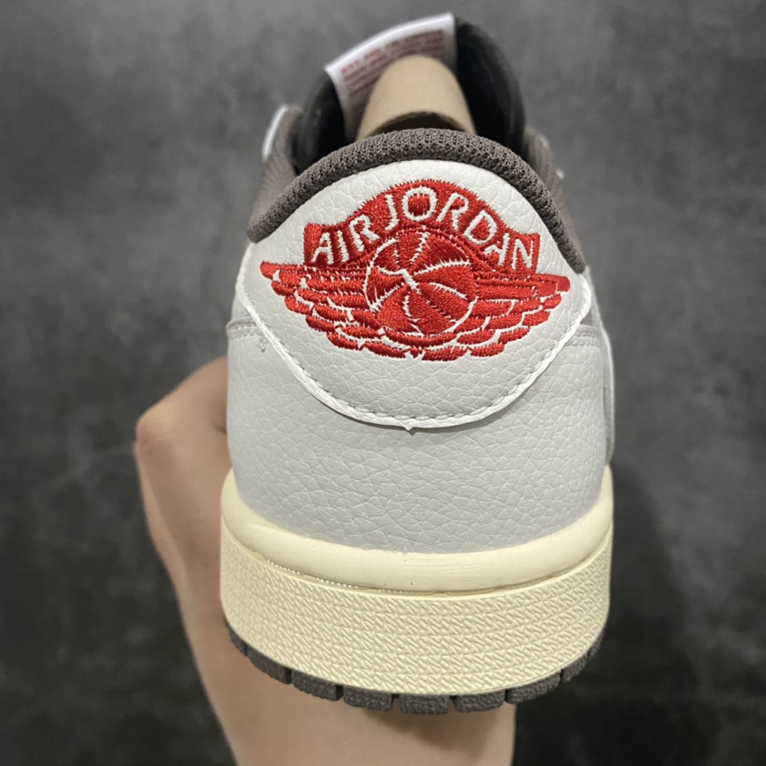 图片[4]-神版 Travis Scott x Fragment x Air Jordan AJ1 Low OG SP 三方联名白棕倒钩低帮 DM7866-162n毫无疑问市场中端王者 耗时半年巨作全套原纸板楦头开发 确保原汁原味完美呈现倒钩版型 原档案转印油墨一体东莞原厂磨具大底独家尺码35.5 48.5 一码一磨具拒绝假半码n此版本只针对中端市场 皮料材质有所更替其他数据细节工艺流程均保持一致 绝不口嗨细节品控鞋型随意秒杀市面3XX 4XX原盒原配 外盒透明胶套 内侧字体 工整带凹凸感原厂拉帮工艺 针距密度一致 后跟弧度收口自然不对折极致一眼正品既视感 进口玻璃冲刀皮料裁剪零毛边承诺百分百一致原鞋 全鞋电脑针车工艺进口港宝加持 后跟自然饱满全鞋荧光划线卡点 追求极致完美每一双都是工艺品 多重QC质检 超越公司货的品控标准 实实在在的免检产品SIZE：35.5 36 36.5 37.5 38 38.5 39 40 40.5 41 42 42.5 43 44 44.5 45 46 47.5 48.5-莆田鞋批发中心