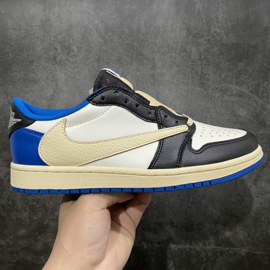 神版 Travis Scott x Fragment x Air Jordan AJ1 Low OG SP 三方联名闪电倒钩低帮 DM7866-140nn毫无疑问市场中端王者 耗时半年巨作全套原纸板楦头开发 确保原汁原味完美呈现倒钩版型 原档案转印油墨一体东莞原厂磨具大底独家尺码35.5 48.5 一码一磨具拒绝假半码n此版本只针对中端市场 皮料材质有所更替其他数据细节工艺流程均保持一致 绝不口嗨细节品控鞋型随意秒杀市面3XX 4XX原盒原配 外盒透明胶套 内侧字体 工整带凹凸感原厂拉帮工艺 针距密度一致 后跟弧度收口自然不对折极致一眼正品既视感 进口玻璃冲刀皮料裁剪零毛边承诺百分百一致原鞋 全鞋电脑针车工艺进口港宝加持 后跟自然饱满全鞋荧光划线卡点 追求极致完美每一双都是工艺品 多重QC质检 超越公司货的品控标准 实实在在的免检产品SIZE：35.5 36 36.5 37.5 38 38.5 39 40 40.5 41 42 42.5 43 44 44.5 45 46 47.5 48.5-莆田鞋批发中心