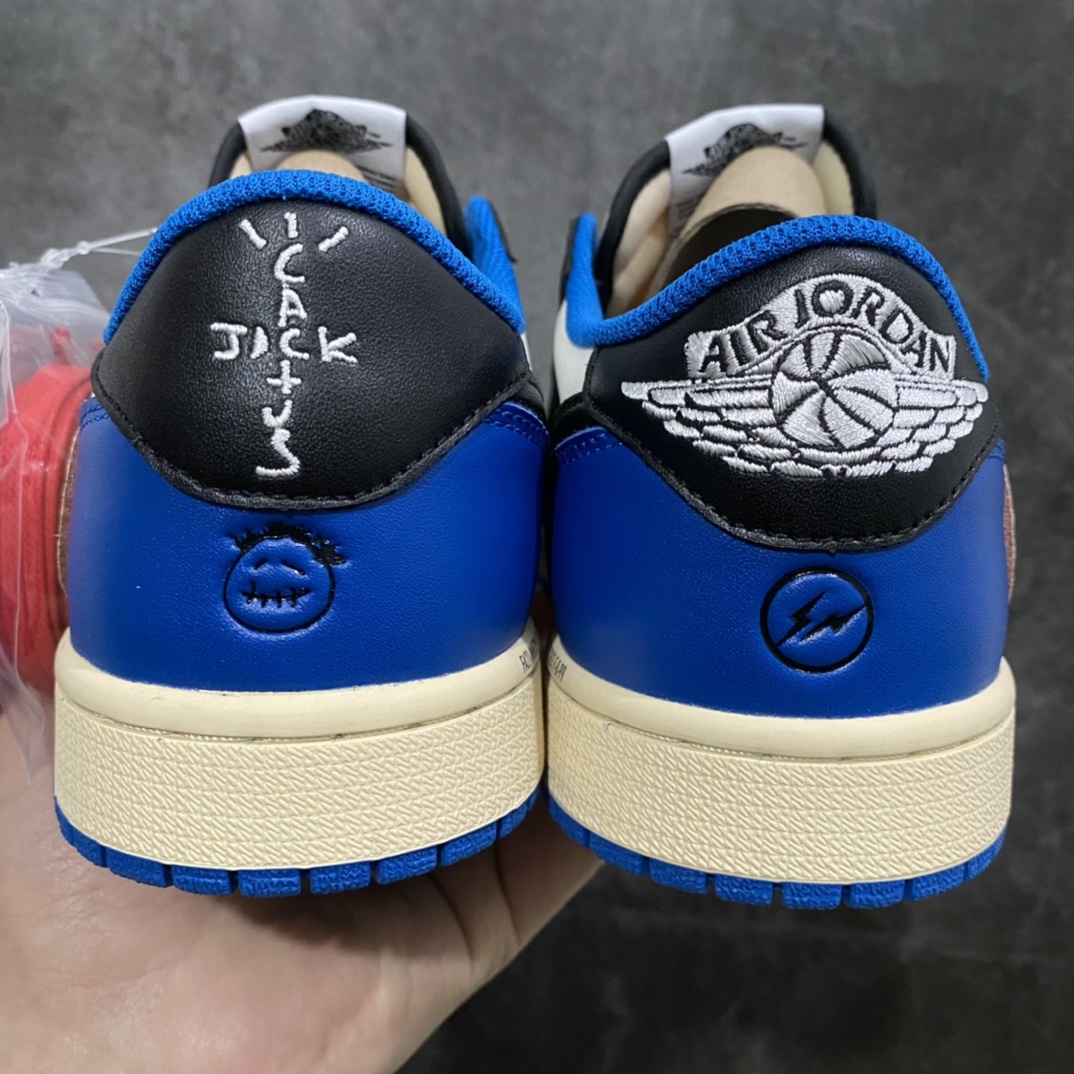 图片[4]-神版 Travis Scott x Fragment x Air Jordan AJ1 Low OG SP 三方联名闪电倒钩低帮 DM7866-140nn毫无疑问市场中端王者 耗时半年巨作全套原纸板楦头开发 确保原汁原味完美呈现倒钩版型 原档案转印油墨一体东莞原厂磨具大底独家尺码35.5 48.5 一码一磨具拒绝假半码n此版本只针对中端市场 皮料材质有所更替其他数据细节工艺流程均保持一致 绝不口嗨细节品控鞋型随意秒杀市面3XX 4XX原盒原配 外盒透明胶套 内侧字体 工整带凹凸感原厂拉帮工艺 针距密度一致 后跟弧度收口自然不对折极致一眼正品既视感 进口玻璃冲刀皮料裁剪零毛边承诺百分百一致原鞋 全鞋电脑针车工艺进口港宝加持 后跟自然饱满全鞋荧光划线卡点 追求极致完美每一双都是工艺品 多重QC质检 超越公司货的品控标准 实实在在的免检产品SIZE：35.5 36 36.5 37.5 38 38.5 39 40 40.5 41 42 42.5 43 44 44.5 45 46 47.5 48.5-莆田鞋批发中心