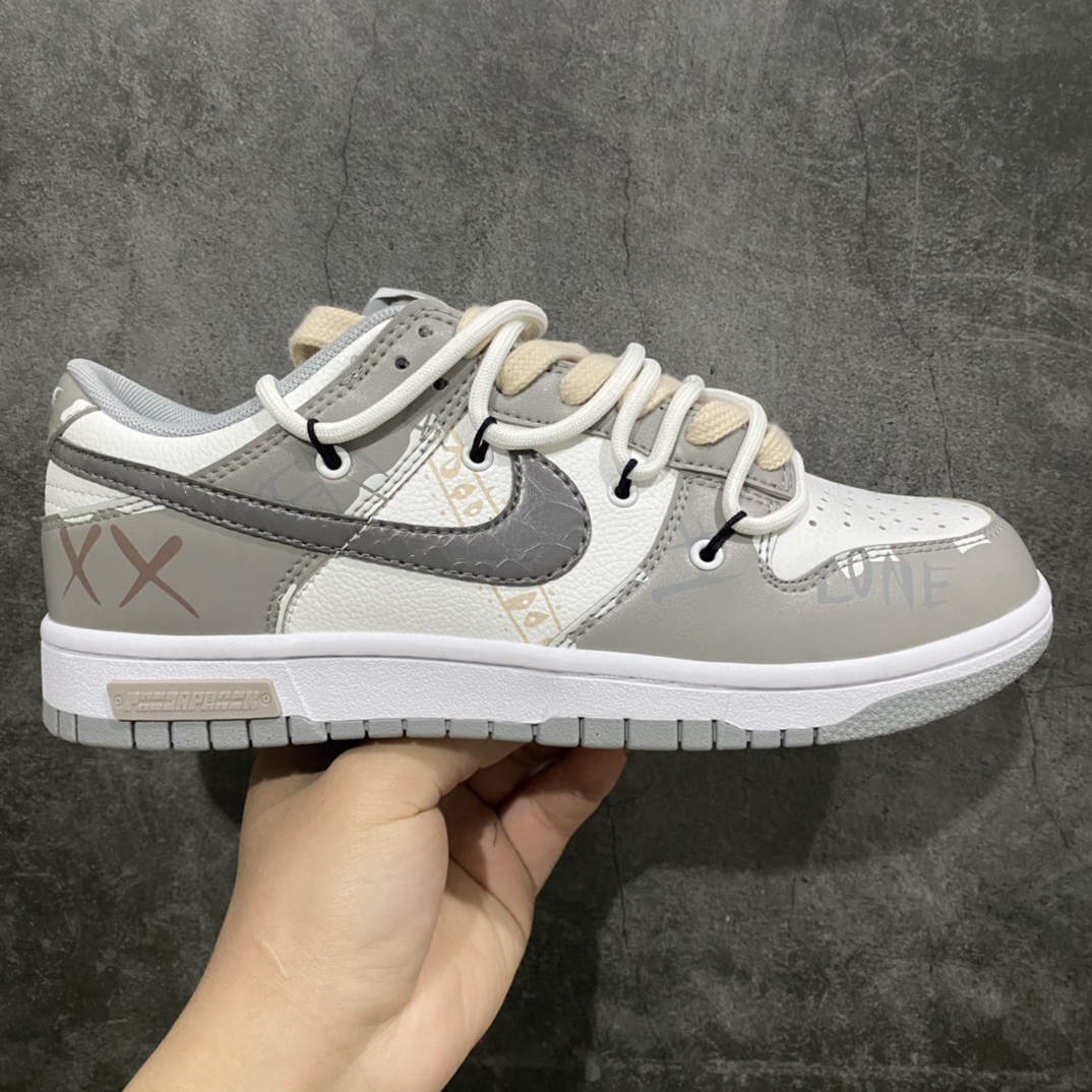 NK Dunk Low Retro解构定制配色 以拆线为创作灵感 结合OW拆解鞋带的风格 以DUNK进行设计 并加入了解构风独特的元素 同时给鞋子做了旧vibe风的效果 让整体效果更加潮流SIZE：36 36.5 37.5 38 38.5 39 40 40.5 41 42 42.5 43 44 44.5 45 46-莆田鞋批发中心