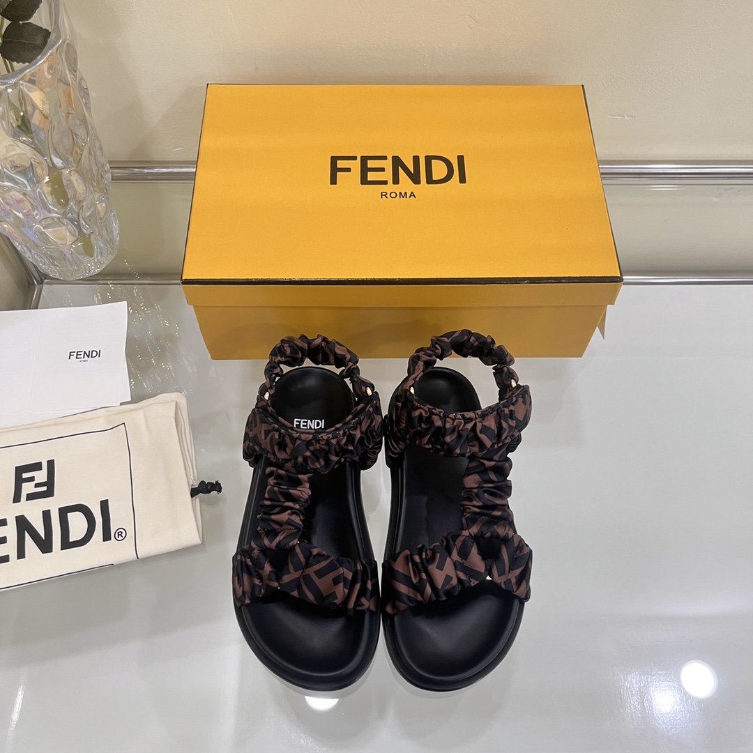 NO:169576,FEND*/Fendi SS's latest summer slippers, highly recognizable F presbyopic materials, and the line design is very comfortable to the feet. This style has long become a new favorite of major internet celebrities. The shoes look cute, but they are very comfortable to wear and thin. The sole PU foam and wear-resistant velvet size 35-41, slippers, fendi, fendi, slippers19860909FEND*/芬迪SS夏季最新款拖鞋、极具识别度的F老花材料运用、线条设计非常包脚舒适、此款早已成为各大网红新宠鞋子看着呆萌、但是上脚却非常舒服并且非常瘦脚 大底PU发泡耐磨绒 码数35-41,拖鞋,fendi,fendi,slippers,Women's Shoes