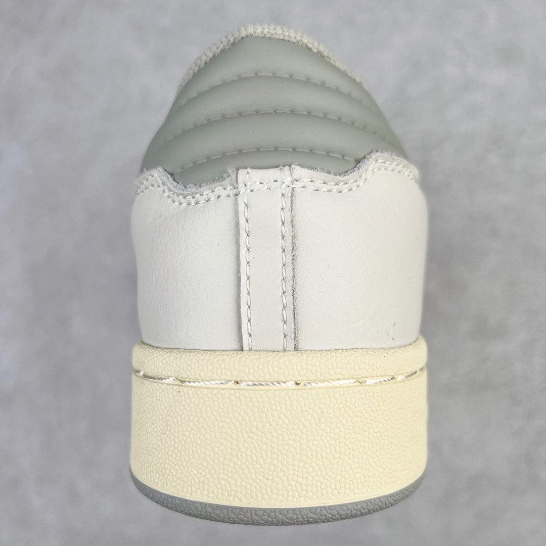 图片[8]-＃特价福利 AD Originals Centennial 85 Low 世纪百年系列低帮复古系带百搭休闲运动板鞋 随着复古风格的流行 不少经典鞋款都以别致的配色和材质重新登场 Originals 也为诞生于80年代 横跨多领域的复古篮球鞋 Centennial 85 Low 赋予两款全新配色 为出街穿搭带来更多选择 此次延续了经典鞋身轮廓 同时两款配色在整体设计上均采用简约百搭的米色鞋面作为基调 其中一款辅以后跟、三条纹以及鞋舌处标签的灰色作为点缀 使整体颜值简约耐看 鞋面都采用柔软麂皮与优质皮革拼接而成 大幅提升鞋款质感的同时也呈现出丰富层次 鞋舌处则辅以对比鲜明的粉色作为点缀 让鞋款百搭的同时又极具辨识度 最后搭载米白色中底与灰色外底 与鞋面配色相呼应 使视觉效果更为统一 尺码：36 36⅔ 37⅓ 38 38⅔ 39⅓ 40 40⅔ 41⅓ 42 42⅔ 43⅓ 44 45-选品中心