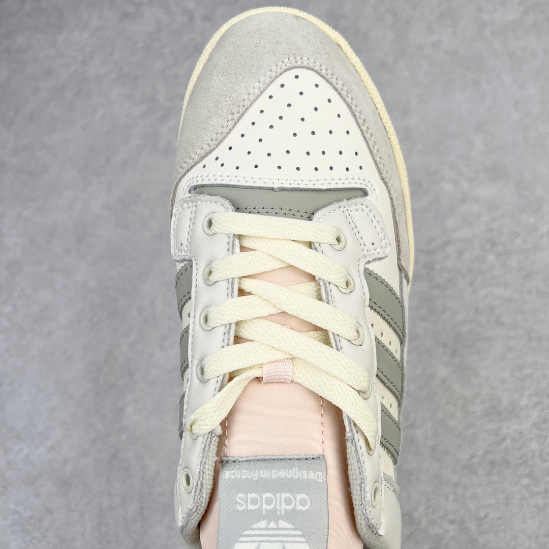 图片[4]-＃特价福利 AD Originals Centennial 85 Low 世纪百年系列低帮复古系带百搭休闲运动板鞋 随着复古风格的流行 不少经典鞋款都以别致的配色和材质重新登场 Originals 也为诞生于80年代 横跨多领域的复古篮球鞋 Centennial 85 Low 赋予两款全新配色 为出街穿搭带来更多选择 此次延续了经典鞋身轮廓 同时两款配色在整体设计上均采用简约百搭的米色鞋面作为基调 其中一款辅以后跟、三条纹以及鞋舌处标签的灰色作为点缀 使整体颜值简约耐看 鞋面都采用柔软麂皮与优质皮革拼接而成 大幅提升鞋款质感的同时也呈现出丰富层次 鞋舌处则辅以对比鲜明的粉色作为点缀 让鞋款百搭的同时又极具辨识度 最后搭载米白色中底与灰色外底 与鞋面配色相呼应 使视觉效果更为统一 尺码：36 36⅔ 37⅓ 38 38⅔ 39⅓ 40 40⅔ 41⅓ 42 42⅔ 43⅓ 44 45-选品中心
