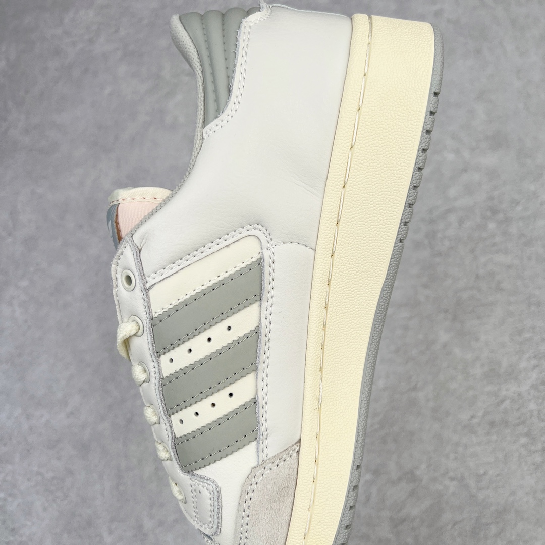 图片[7]-＃特价福利 AD Originals Centennial 85 Low 世纪百年系列低帮复古系带百搭休闲运动板鞋 随着复古风格的流行 不少经典鞋款都以别致的配色和材质重新登场 Originals 也为诞生于80年代 横跨多领域的复古篮球鞋 Centennial 85 Low 赋予两款全新配色 为出街穿搭带来更多选择 此次延续了经典鞋身轮廓 同时两款配色在整体设计上均采用简约百搭的米色鞋面作为基调 其中一款辅以后跟、三条纹以及鞋舌处标签的灰色作为点缀 使整体颜值简约耐看 鞋面都采用柔软麂皮与优质皮革拼接而成 大幅提升鞋款质感的同时也呈现出丰富层次 鞋舌处则辅以对比鲜明的粉色作为点缀 让鞋款百搭的同时又极具辨识度 最后搭载米白色中底与灰色外底 与鞋面配色相呼应 使视觉效果更为统一 尺码：36 36⅔ 37⅓ 38 38⅔ 39⅓ 40 40⅔ 41⅓ 42 42⅔ 43⅓ 44 45-选品中心
