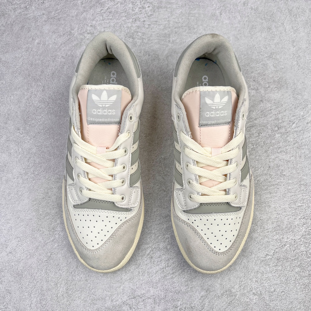 图片[2]-＃特价福利 AD Originals Centennial 85 Low 世纪百年系列低帮复古系带百搭休闲运动板鞋 随着复古风格的流行 不少经典鞋款都以别致的配色和材质重新登场 Originals 也为诞生于80年代 横跨多领域的复古篮球鞋 Centennial 85 Low 赋予两款全新配色 为出街穿搭带来更多选择 此次延续了经典鞋身轮廓 同时两款配色在整体设计上均采用简约百搭的米色鞋面作为基调 其中一款辅以后跟、三条纹以及鞋舌处标签的灰色作为点缀 使整体颜值简约耐看 鞋面都采用柔软麂皮与优质皮革拼接而成 大幅提升鞋款质感的同时也呈现出丰富层次 鞋舌处则辅以对比鲜明的粉色作为点缀 让鞋款百搭的同时又极具辨识度 最后搭载米白色中底与灰色外底 与鞋面配色相呼应 使视觉效果更为统一 尺码：36 36⅔ 37⅓ 38 38⅔ 39⅓ 40 40⅔ 41⅓ 42 42⅔ 43⅓ 44 45-选品中心