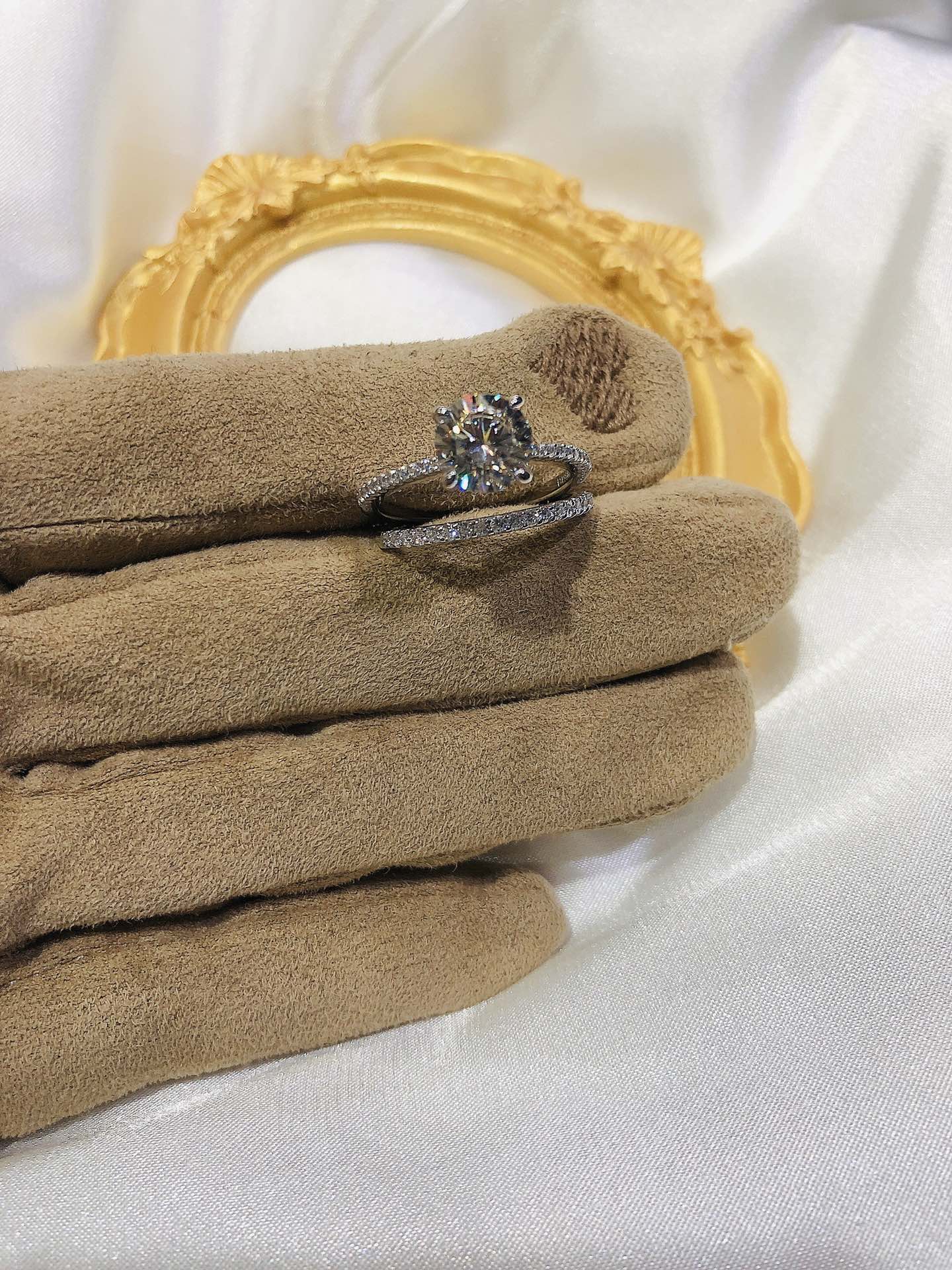 NO:633323,Tiffan* ring purchased and developed by Z. The diamonds are hand-set, and it is essential not to drop the stone. Only by hand can the diamond claws be consistent with Z. The electroplating is 1 thick gold, consistent with the color of Z. The details are perfect. In stock, 5# 6# 7# 8#, two in a set 88260, ring, Cartier high-end jewelry19860909Tiffan*戒指 购z开发 钻纯手镶,不掉石是基本 手才能让钻爪跟z一致 电镀厚金1咪, 与z颜色一致 细节非常完美 现货5# 6# 7# 8#两个一套88260,,ring,卡迪亚高端饰品,Jewelry