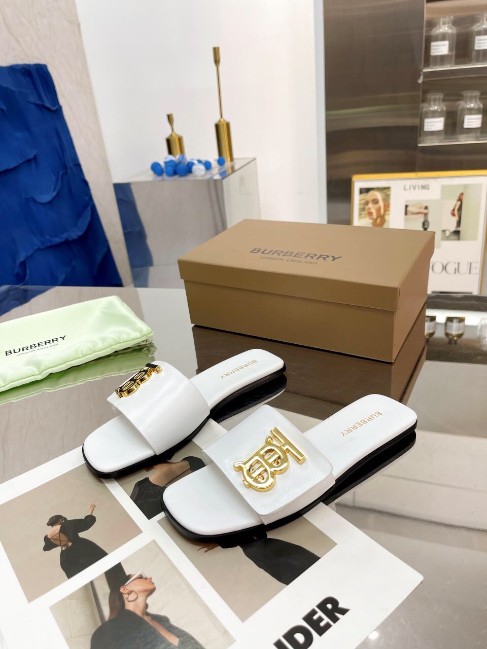 Burberry Baballi’s Sulfurized Slipper Line with Unique Leather Material - 图片 1