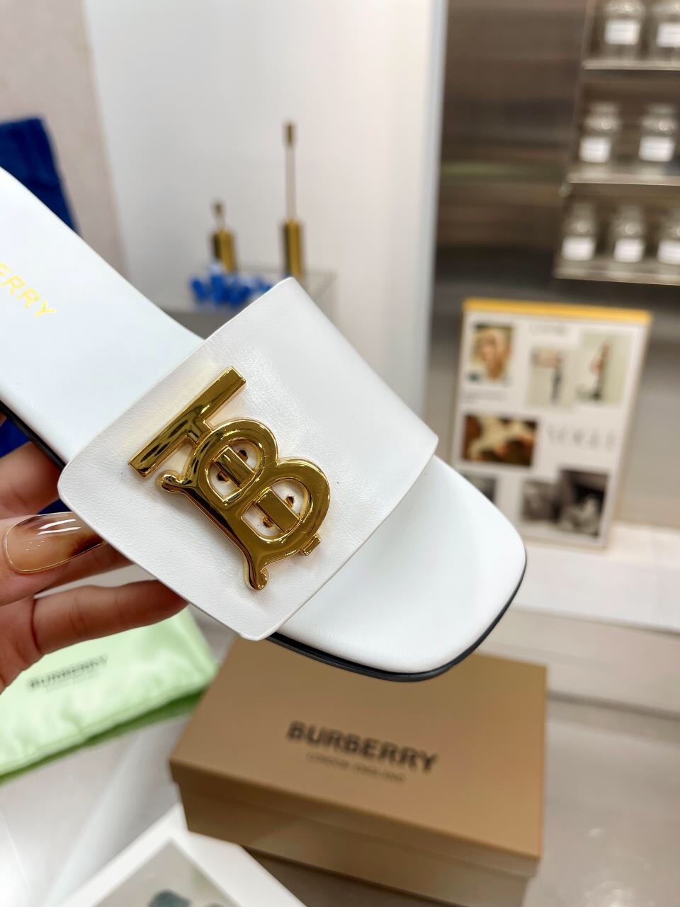 Burberry Baballi’s Sulfurized Slipper Line with Unique Leather Material - 图片 6