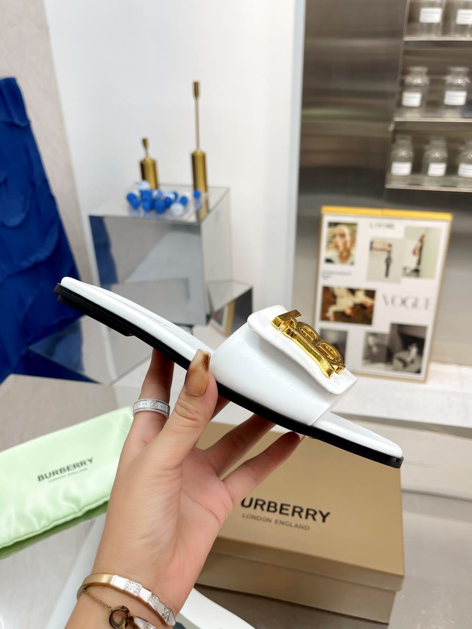 Burberry Baballi’s Sulfurized Slipper Line with Unique Leather Material - 图片 4
