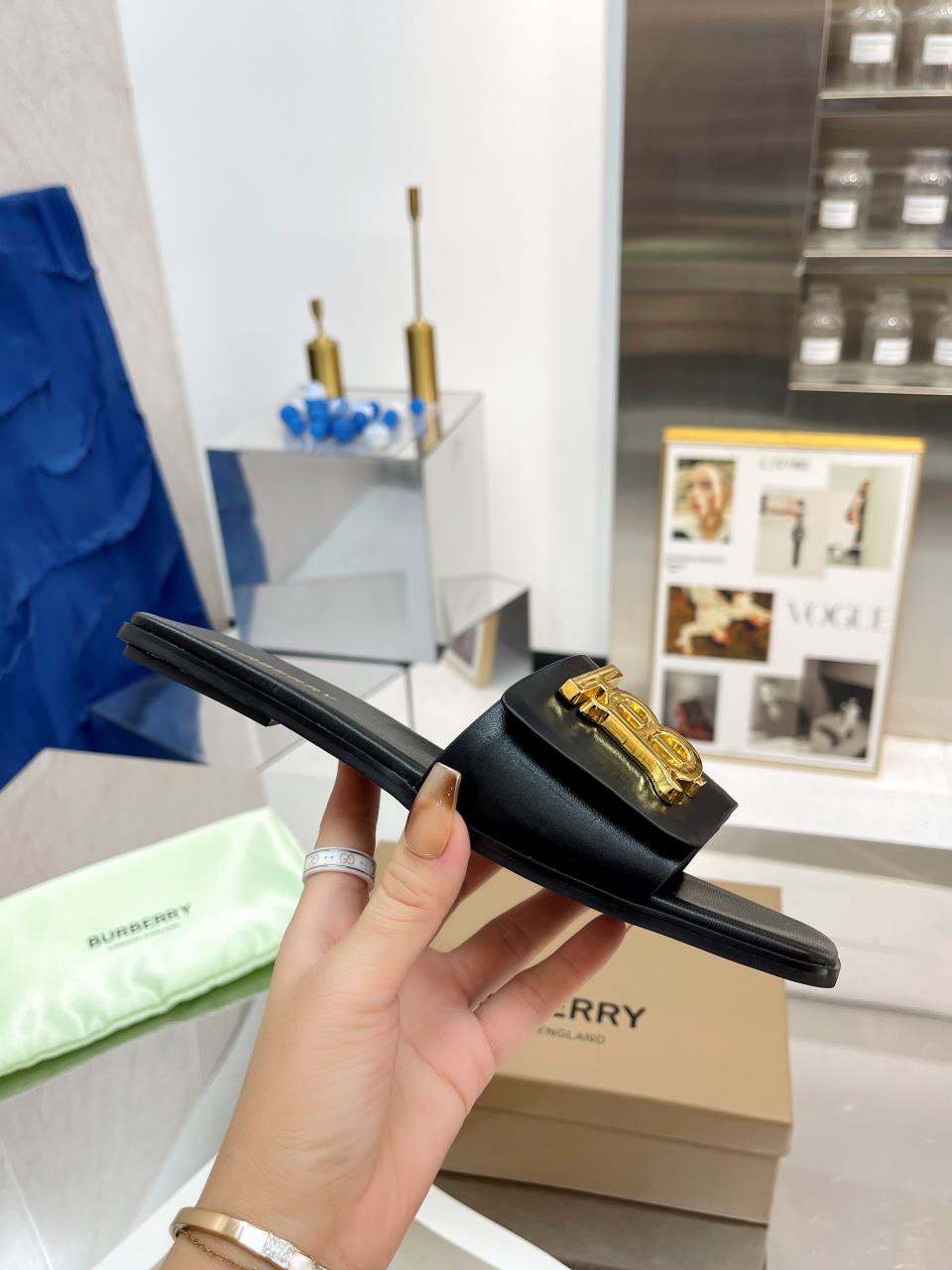 “Burberry Baballi’s Sulfurized Leather Slippers: Innovative Design with Sheepskin and Emulsion Buttons” - 图片 7