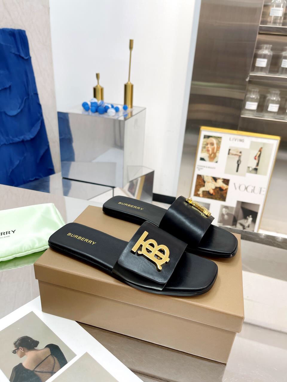 “Burberry Baballi’s Sulfurized Leather Slippers: Innovative Design with Sheepskin and Emulsion Buttons”