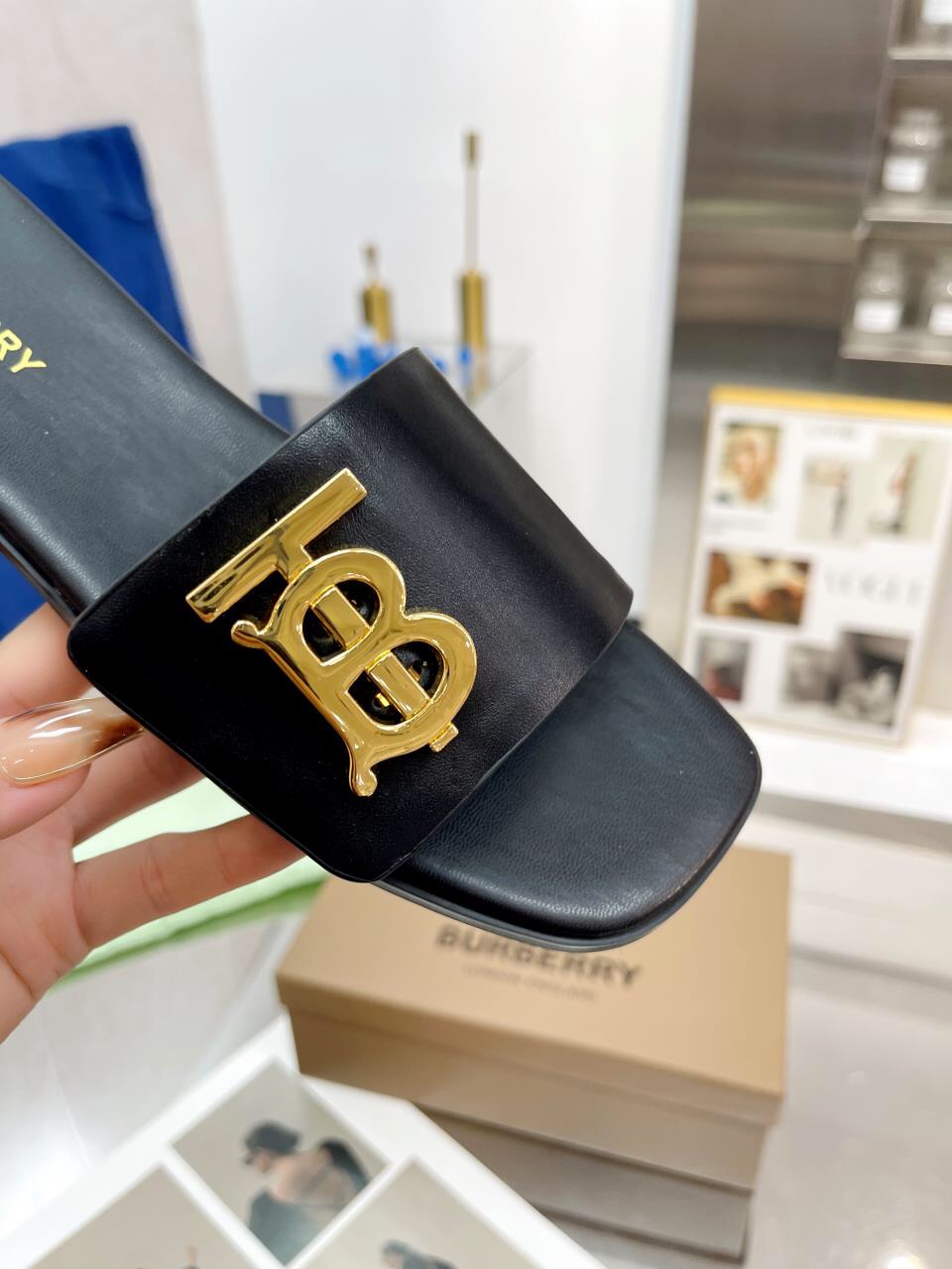 “Burberry Baballi’s Sulfurized Leather Slippers: Innovative Design with Sheepskin and Emulsion Buttons” - 图片 6