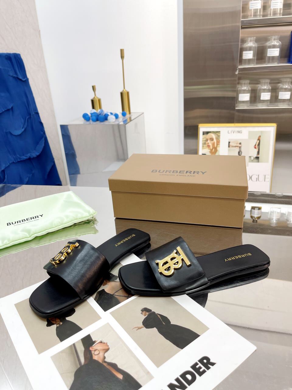 “Burberry Baballi’s Sulfurized Leather Slippers: Innovative Design with Sheepskin and Emulsion Buttons” - 图片 5