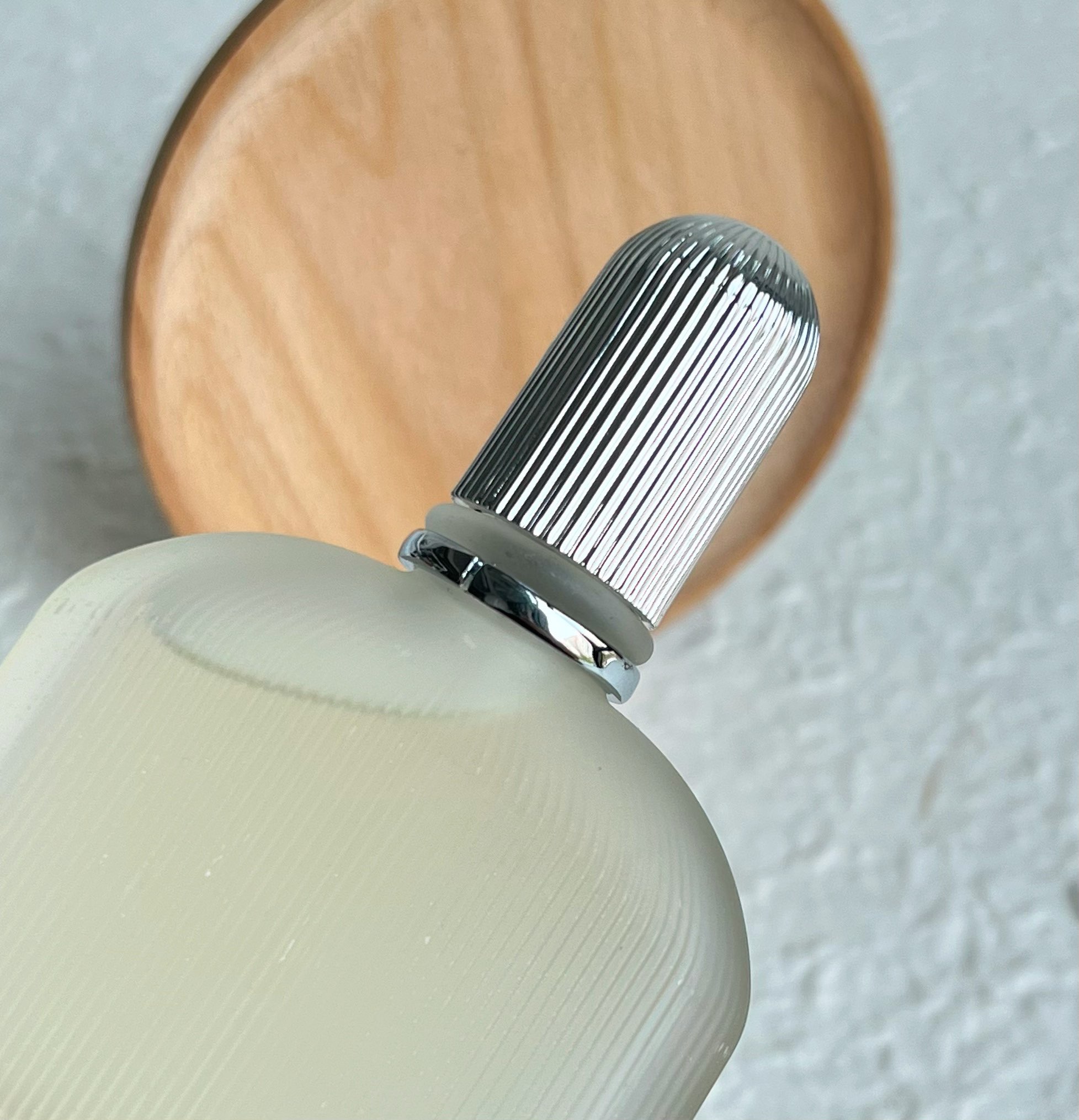 95💰原单品质
TF灰色香根草香水
规格:100ml
香调：辛辣木质调
前调：葡萄柚 橙花 鼠尾草
中调：肉豆蔻 鸢尾根 甜椒
后调：香根草 木质香 橡木苔 琥珀

像尝试人生第一口威士忌那般，起初略带烟熏的呛感，细嗅还有一丝丝的苦味。接着散发出淡淡的皮革气息，像顶级奢侈品皮具开箱的瞬间所飘散出来的高级气味。后调把控的超级干净清新，略带一丢丢皂味，胸腔都净化了！从开场到结束，低调，沉稳，内敛贯穿始终。好像真如它名字中的「灰」一般，气质不凡。磨砂棱纹的瓶身，质感与分量并存。淡黄的液体透出，如一块温润的璞玉，高贵感自来！