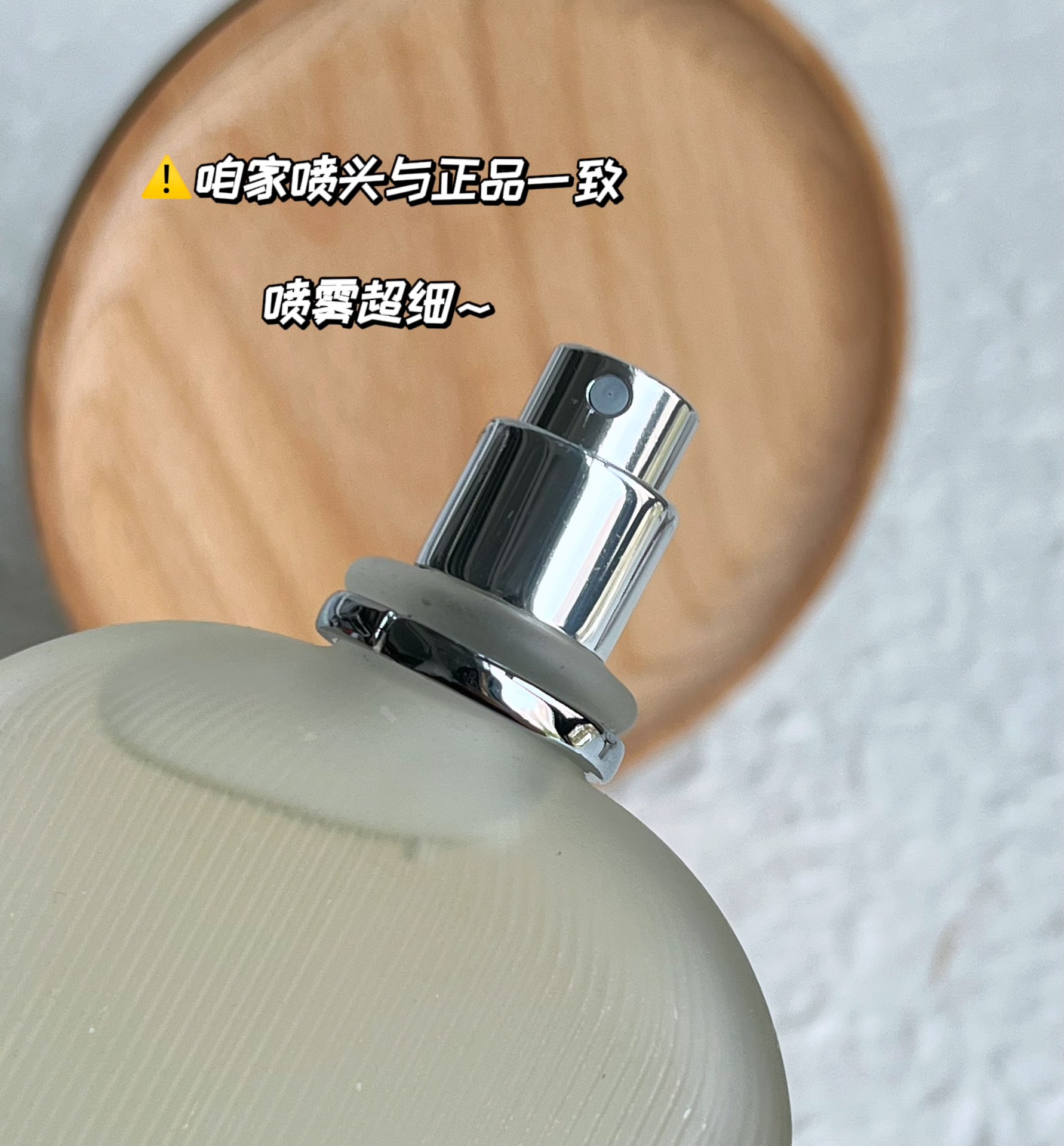 95💰原单品质
TF灰色香根草香水
规格:100ml
香调：辛辣木质调
前调：葡萄柚 橙花 鼠尾草
中调：肉豆蔻 鸢尾根 甜椒
后调：香根草 木质香 橡木苔 琥珀

像尝试人生第一口威士忌那般，起初略带烟熏的呛感，细嗅还有一丝丝的苦味。接着散发出淡淡的皮革气息，像顶级奢侈品皮具开箱的瞬间所飘散出来的高级气味。后调把控的超级干净清新，略带一丢丢皂味，胸腔都净化了！从开场到结束，低调，沉稳，内敛贯穿始终。好像真如它名字中的「灰」一般，气质不凡。磨砂棱纹的瓶身，质感与分量并存。淡黄的液体透出，如一块温润的璞玉，高贵感自来！