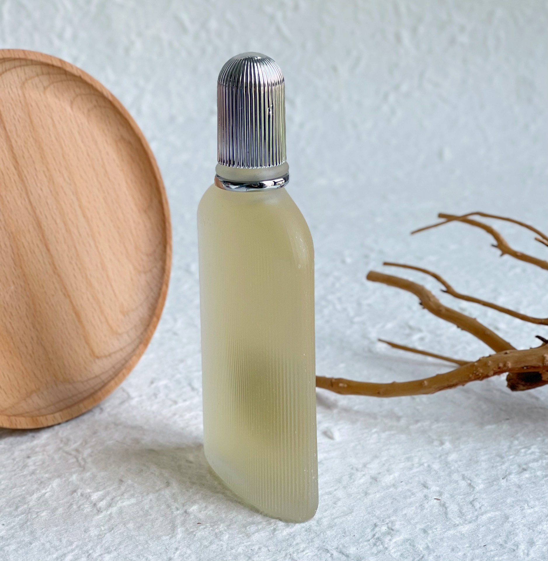 95💰原单品质
TF灰色香根草香水
规格:100ml
香调：辛辣木质调
前调：葡萄柚 橙花 鼠尾草
中调：肉豆蔻 鸢尾根 甜椒
后调：香根草 木质香 橡木苔 琥珀

像尝试人生第一口威士忌那般，起初略带烟熏的呛感，细嗅还有一丝丝的苦味。接着散发出淡淡的皮革气息，像顶级奢侈品皮具开箱的瞬间所飘散出来的高级气味。后调把控的超级干净清新，略带一丢丢皂味，胸腔都净化了！从开场到结束，低调，沉稳，内敛贯穿始终。好像真如它名字中的「灰」一般，气质不凡。磨砂棱纹的瓶身，质感与分量并存。淡黄的液体透出，如一块温润的璞玉，高贵感自来！