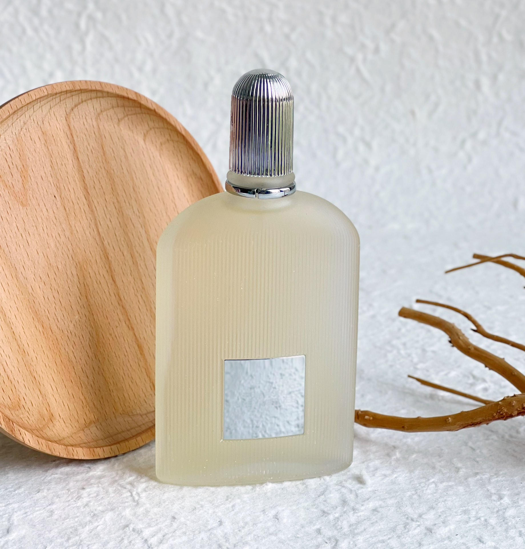 95💰原单品质
TF灰色香根草香水
规格:100ml
香调：辛辣木质调
前调：葡萄柚 橙花 鼠尾草
中调：肉豆蔻 鸢尾根 甜椒
后调：香根草 木质香 橡木苔 琥珀

像尝试人生第一口威士忌那般，起初略带烟熏的呛感，细嗅还有一丝丝的苦味。接着散发出淡淡的皮革气息，像顶级奢侈品皮具开箱的瞬间所飘散出来的高级气味。后调把控的超级干净清新，略带一丢丢皂味，胸腔都净化了！从开场到结束，低调，沉稳，内敛贯穿始终。好像真如它名字中的「灰」一般，气质不凡。磨砂棱纹的瓶身，质感与分量并存。淡黄的液体透出，如一块温润的璞玉，高贵感自来！