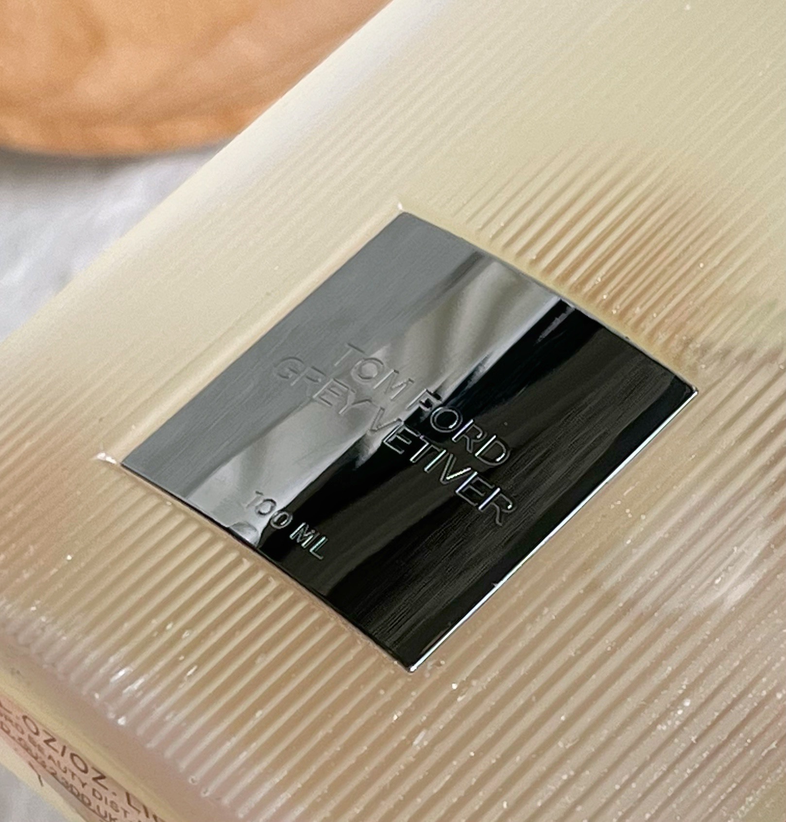 95💰原单品质
TF灰色香根草香水
规格:100ml
香调：辛辣木质调
前调：葡萄柚 橙花 鼠尾草
中调：肉豆蔻 鸢尾根 甜椒
后调：香根草 木质香 橡木苔 琥珀

像尝试人生第一口威士忌那般，起初略带烟熏的呛感，细嗅还有一丝丝的苦味。接着散发出淡淡的皮革气息，像顶级奢侈品皮具开箱的瞬间所飘散出来的高级气味。后调把控的超级干净清新，略带一丢丢皂味，胸腔都净化了！从开场到结束，低调，沉稳，内敛贯穿始终。好像真如它名字中的「灰」一般，气质不凡。磨砂棱纹的瓶身，质感与分量并存。淡黄的液体透出，如一块温润的璞玉，高贵感自来！