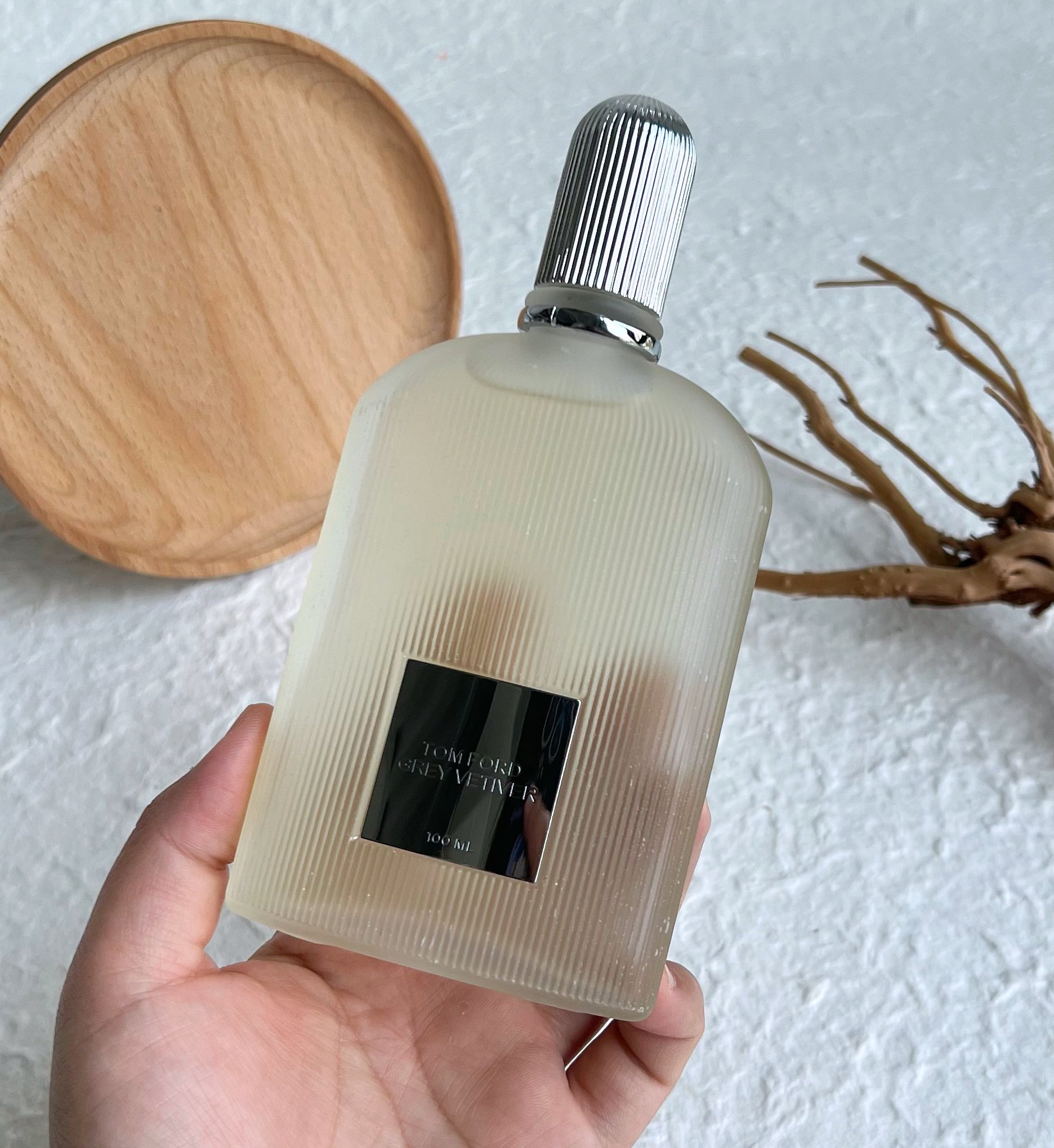 95💰原单品质
TF灰色香根草香水
规格:100ml
香调：辛辣木质调
前调：葡萄柚 橙花 鼠尾草
中调：肉豆蔻 鸢尾根 甜椒
后调：香根草 木质香 橡木苔 琥珀

像尝试人生第一口威士忌那般，起初略带烟熏的呛感，细嗅还有一丝丝的苦味。接着散发出淡淡的皮革气息，像顶级奢侈品皮具开箱的瞬间所飘散出来的高级气味。后调把控的超级干净清新，略带一丢丢皂味，胸腔都净化了！从开场到结束，低调，沉稳，内敛贯穿始终。好像真如它名字中的「灰」一般，气质不凡。磨砂棱纹的瓶身，质感与分量并存。淡黄的液体透出，如一块温润的璞玉，高贵感自来！