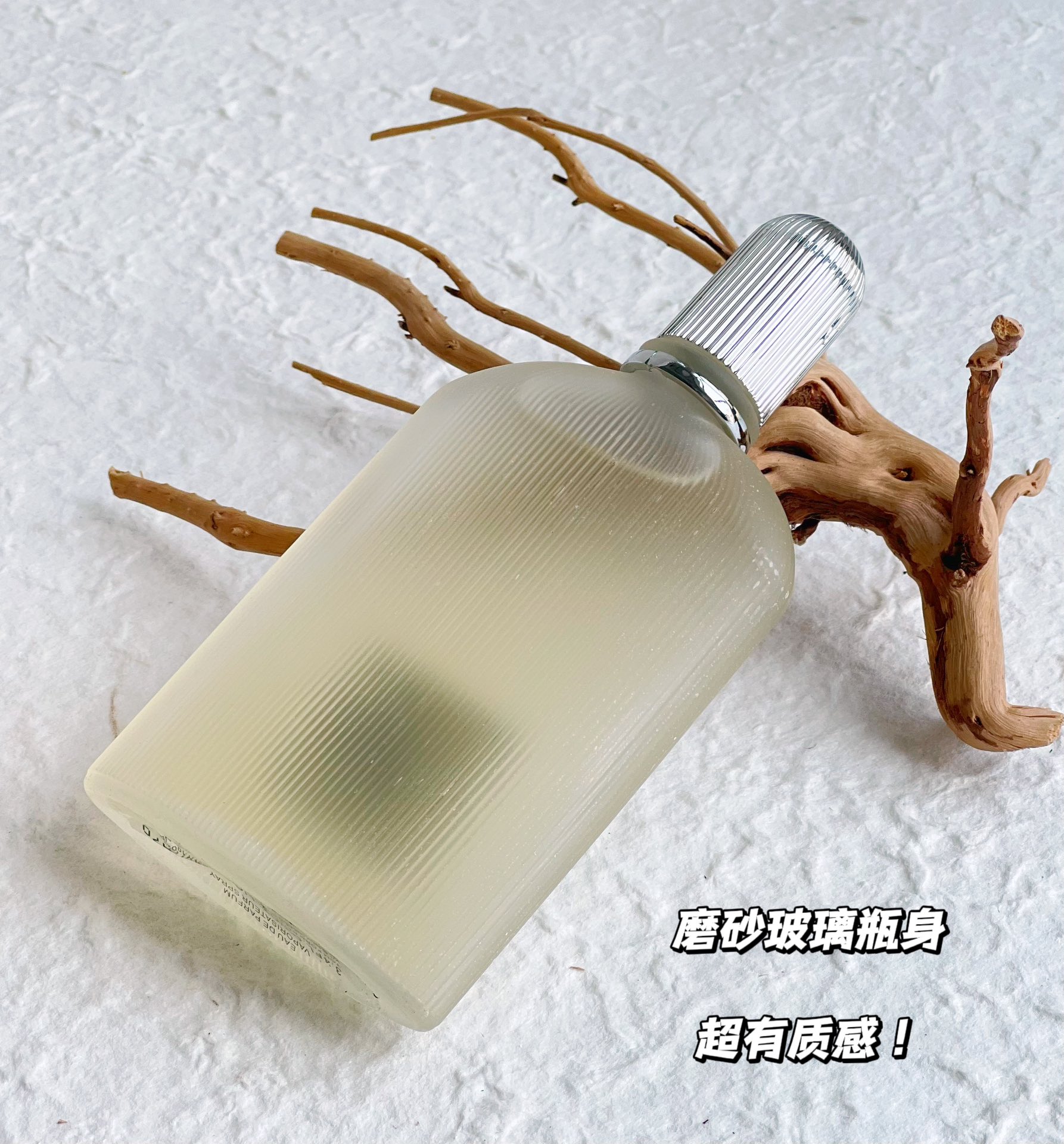 95💰原单品质
TF灰色香根草香水
规格:100ml
香调：辛辣木质调
前调：葡萄柚 橙花 鼠尾草
中调：肉豆蔻 鸢尾根 甜椒
后调：香根草 木质香 橡木苔 琥珀

像尝试人生第一口威士忌那般，起初略带烟熏的呛感，细嗅还有一丝丝的苦味。接着散发出淡淡的皮革气息，像顶级奢侈品皮具开箱的瞬间所飘散出来的高级气味。后调把控的超级干净清新，略带一丢丢皂味，胸腔都净化了！从开场到结束，低调，沉稳，内敛贯穿始终。好像真如它名字中的「灰」一般，气质不凡。磨砂棱纹的瓶身，质感与分量并存。淡黄的液体透出，如一块温润的璞玉，高贵感自来！