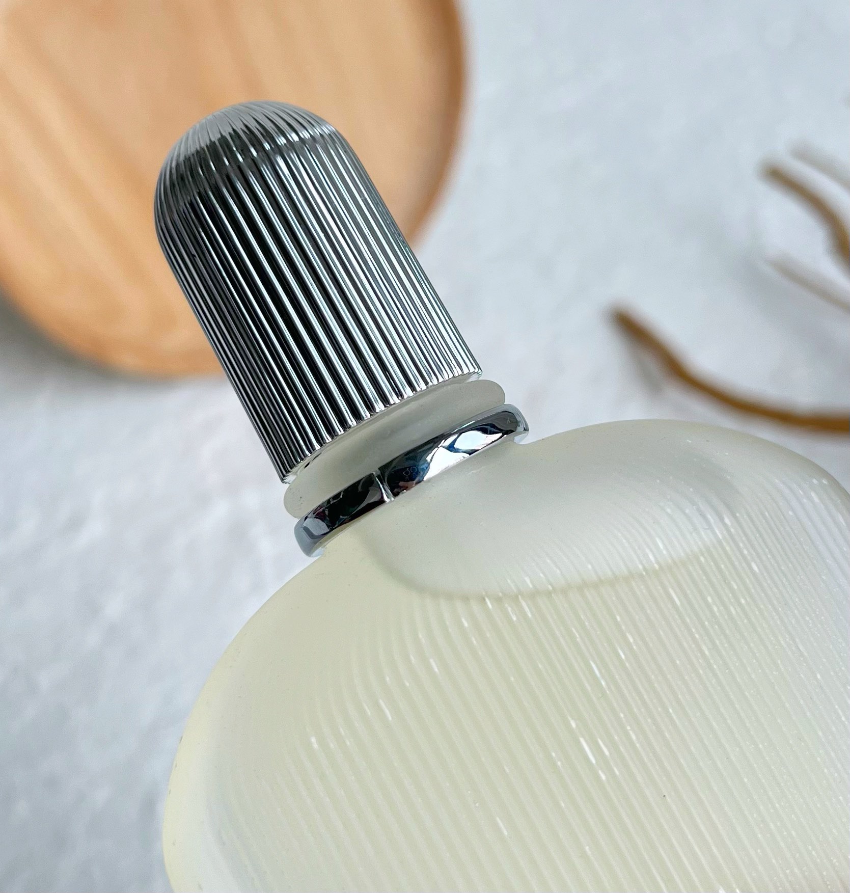 95💰原单品质
TF灰色香根草香水
规格:100ml
香调：辛辣木质调
前调：葡萄柚 橙花 鼠尾草
中调：肉豆蔻 鸢尾根 甜椒
后调：香根草 木质香 橡木苔 琥珀

像尝试人生第一口威士忌那般，起初略带烟熏的呛感，细嗅还有一丝丝的苦味。接着散发出淡淡的皮革气息，像顶级奢侈品皮具开箱的瞬间所飘散出来的高级气味。后调把控的超级干净清新，略带一丢丢皂味，胸腔都净化了！从开场到结束，低调，沉稳，内敛贯穿始终。好像真如它名字中的「灰」一般，气质不凡。磨砂棱纹的瓶身，质感与分量并存。淡黄的液体透出，如一块温润的璞玉，高贵感自来！