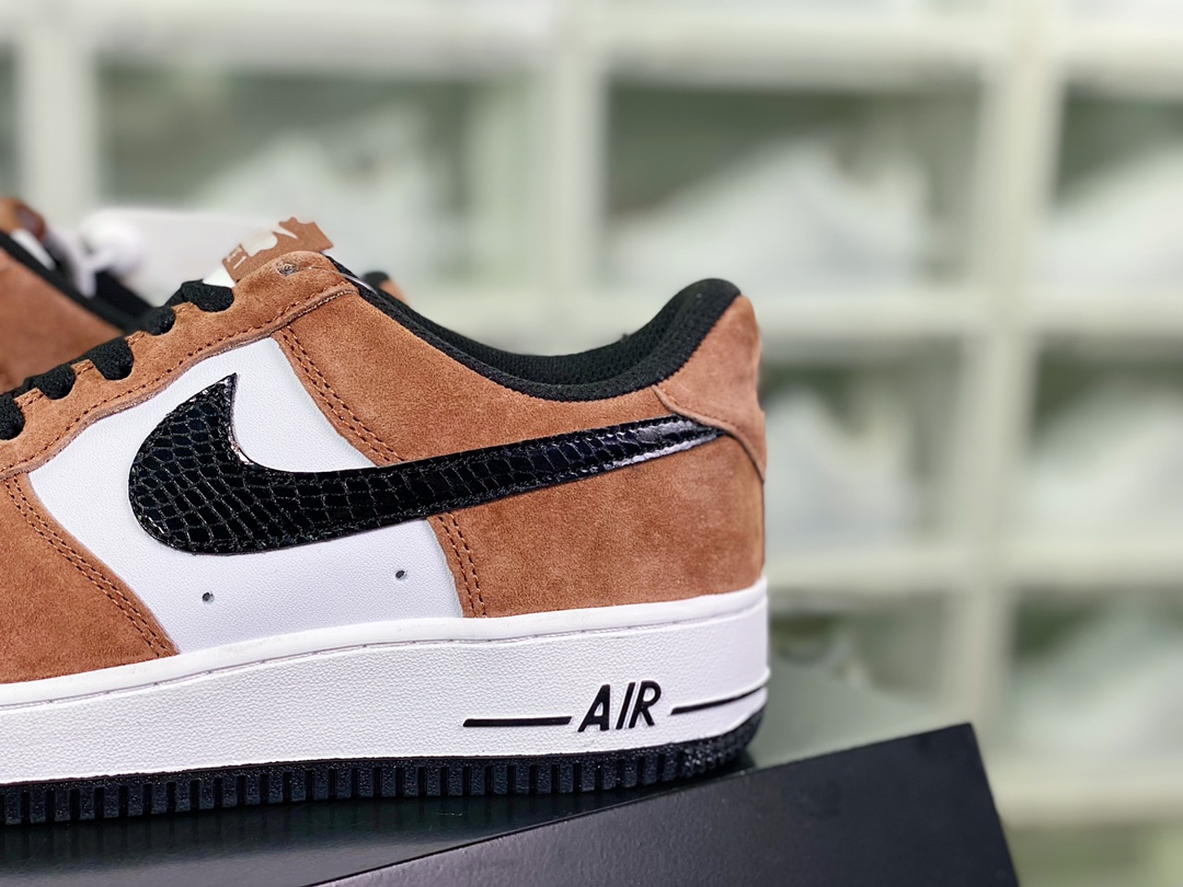 Air Force 1′07 Low ”Vachetta Tan” Air Force 1 series low-cut sneakers ”cocoa brown white and black snake print” DE0023-800