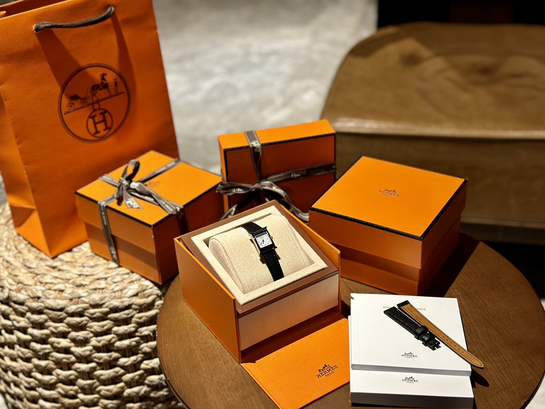 NO:394562,Hermes Share | Hermes watch h hour 17 mini size counter delivery quality!  If you buy it with your eyes closed, you will never regret the series!  3 colors: Black and gold e-skin, golden brown e-skin, elephant gray swift leather 17 is very exquisite, simple and elegant. It is too time-consuming to buy it every day. It is versatile. This small dial is relatively small and beautiful. I personally think Hermes watches are a good product. If you don’t buy a bag, you can buy it. It’s quite classic.,, hermes, stuart weitzman19860909爱马仕分享|爱马仕手表h hour 17迷你尺寸 专柜配货品质！ 闭眼买,绝对不会后悔系列！ 3个配色 黑金e皮 金棕e皮 大象灰swift皮 17很精致,简单中自带优雅气质 日常佩戴很多买都不过时,百搭款 这种小表盘上手比较小巧好看,个人觉得爱马仕的手表算是比较好的配货了,不买包的话买买也是可以的,还是蛮经典的.,,hermes,stuart weitzman,Watch