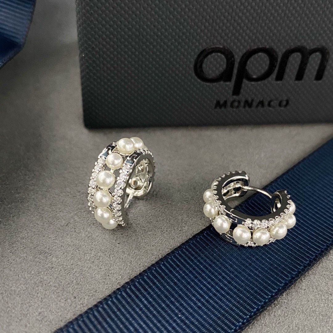 aPm双圈淡水珍珠圈耳环中号镶嵌耳环饰珍珠，手工镶嵌白色氧化锆石和淡水珍珠，戴上这款白色氧化锆石和珍珠的