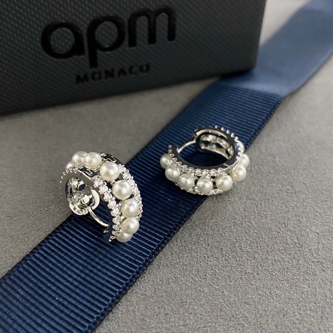 aPm双圈淡水珍珠圈耳环中号镶嵌耳环饰珍珠，手工镶嵌白色氧化锆石和淡水珍珠，戴上这款白色氧化锆石和珍珠的