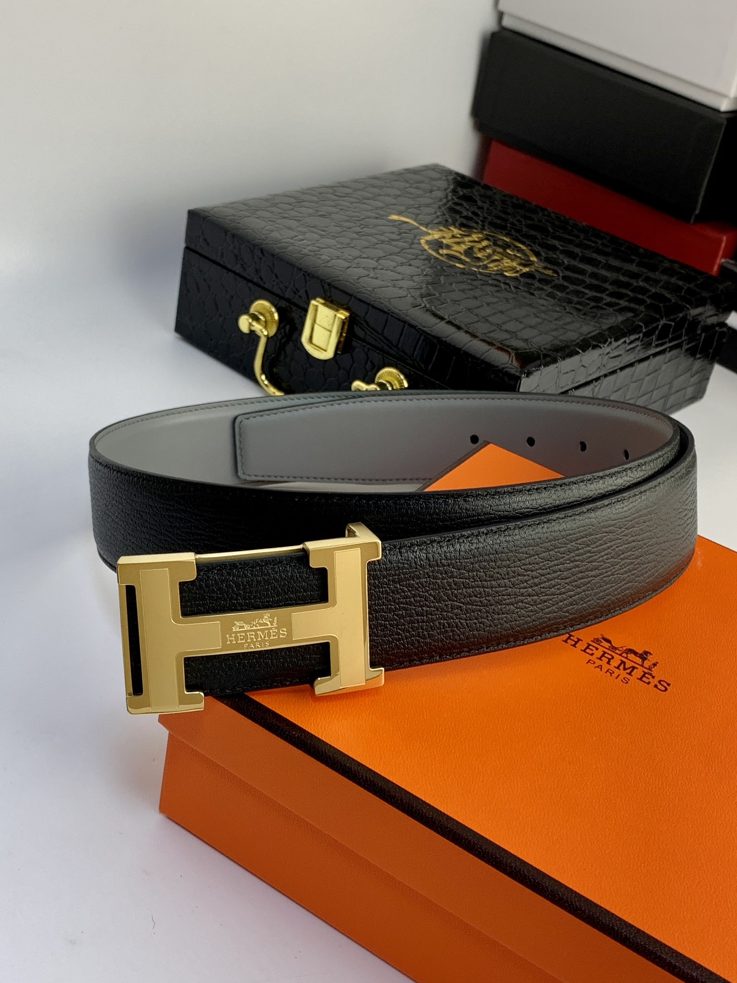Hermès 代购级 爱马仕 ，宽度3.8cm，内衬灰色小牛皮，搭配 新款钢扣.工艺精湛、手感柔软、细腻，高端定制，之作