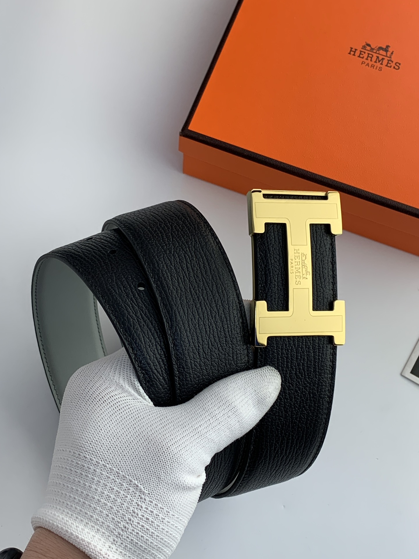 Hermès 代购级 爱马仕 ，宽度3.8cm，内衬灰色小牛皮，搭配 新款钢扣.工艺精湛、手感柔软、细腻，高端定制，之作
