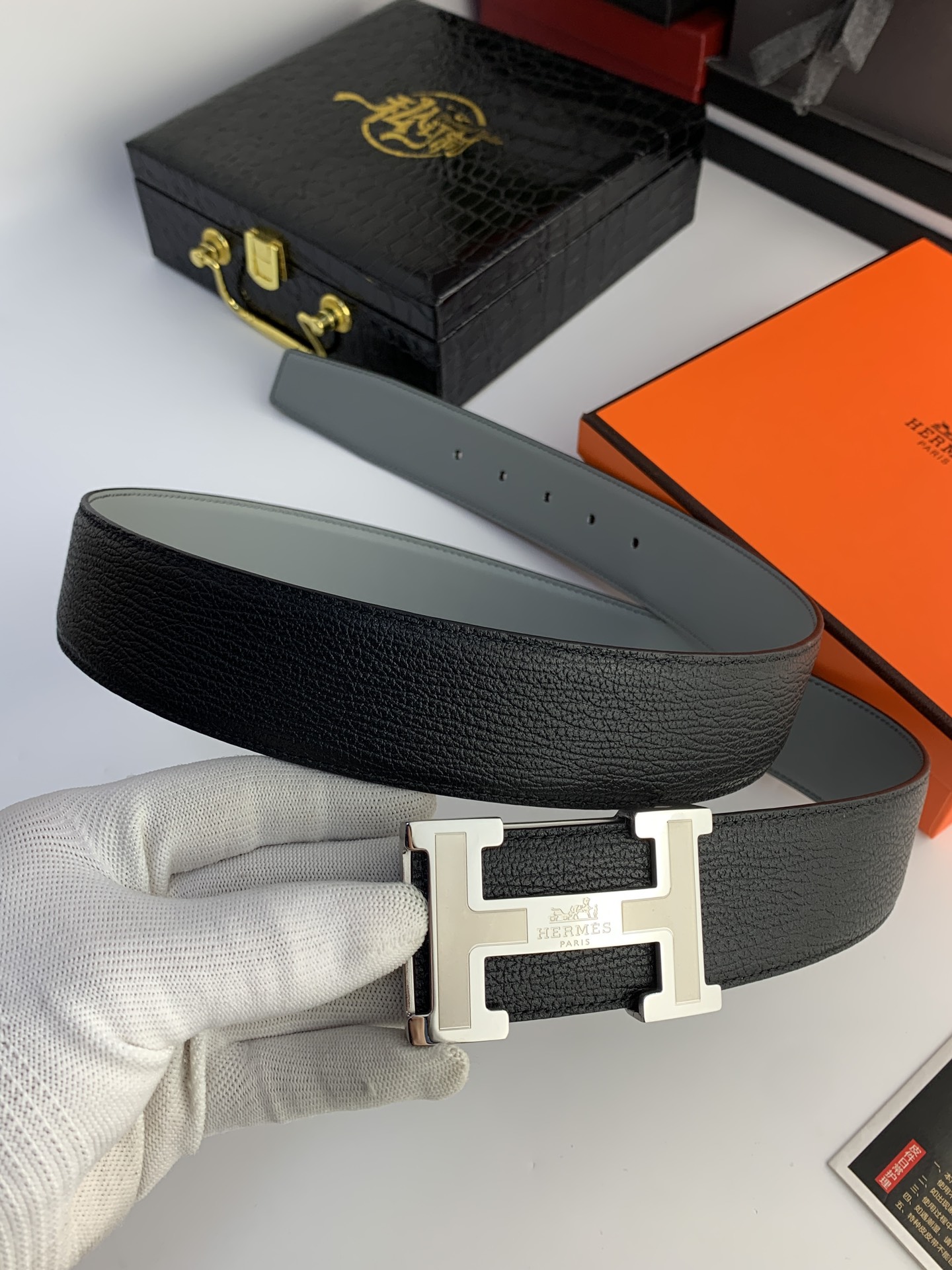 Hermès 代购级 爱马仕 ，宽度3.8cm，内衬灰色小牛皮，搭配 新款钢扣.工艺精湛、手感柔软、细腻，高端定制，之作