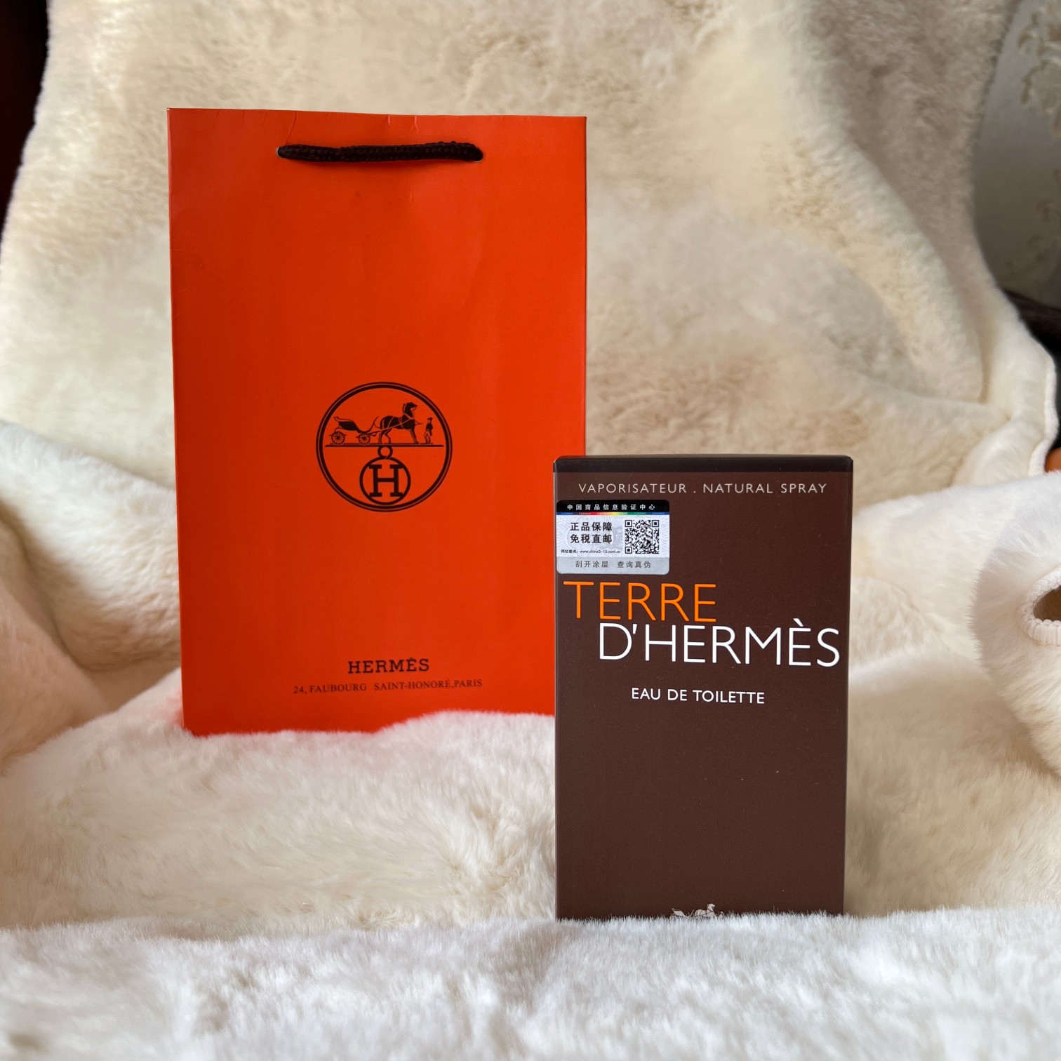 P100！（撤柜珍品）配手提袋！#让你的女人把持不住的味道，男人一生总得有次这样的体验# 【HERME$大地淡香系列男士正装100ML】震撼业界，男人一生总得有一瓶！丝芙兰渠D撤柜退单！井柏然，李现，许凯同款浓香代言！T宝代狗1K+同步在售！随意对比市面任意版本，比不过包退包换，【咱家磁吸一体瓶盖+内里浮雕logo+透明瓶身】前所未有，业界首单！炒鸡无敌斩女香！ 由于高租金一个丝芙兰柜台被迫撤柜清仓了10几款香水，此款作为王炸款，掌柜先拿20瓶回来试一下！【每本都带丝芙兰标识贴+防伪贴，刮涂层扫码输串码即可显示为正规产品】好卖我就让柜台老板把余下的留给我，在这里强调一遍，都是撤柜珍品，随意比对，洒洒水就能秒掉，因为这种价格实在太白菜！抢到赚到！ 说实话，喷一喷即是你们老公的味道！（PS：姑娘们的老公井柏然，李现，许凯同系列同款）木质馥奇香调，整体是沉稳内敛又隐隐的性感撩人，留香时间长，而且越久越好闻，呈现的是来自卡拉布里亚或者西西里岛的柳橙与柠檬的味道，弥漫在湛蓝的天空与蔚蓝的海岸之间摇曳的风中，还隐约飘散着葡萄柚、薄荷、肉豆蔻的气息，是荷尔蒙的味道！ 卖珍品撤柜渠道的东西无法控制每位铁粉都可以买到！所以数量实在是有限！所以只能按照先下单顺序发货！剁手都要入，绝对不后悔！即使不喷放着装饰都好看！数量稀少！且抢且珍惜！闭眼入！