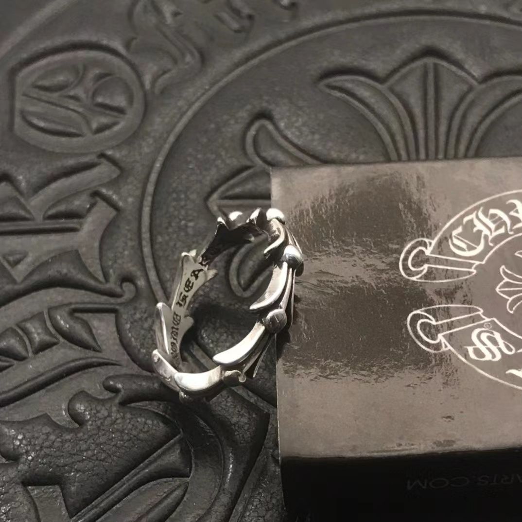 💰120 现货 Chrome Hearts 克罗心❤️鱼尾花环戒指。一款非常精致小巧的戒指非常的百搭也非常适合当情侣的对戒！！！ 尺寸:美码5-10号