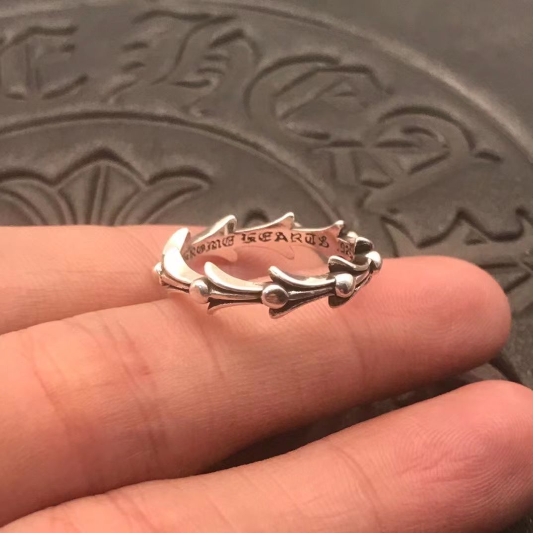💰120 现货 Chrome Hearts 克罗心❤️鱼尾花环戒指。一款非常精致小巧的戒指非常的百搭也非常适合当情侣的对戒！！！ 尺寸:美码5-10号