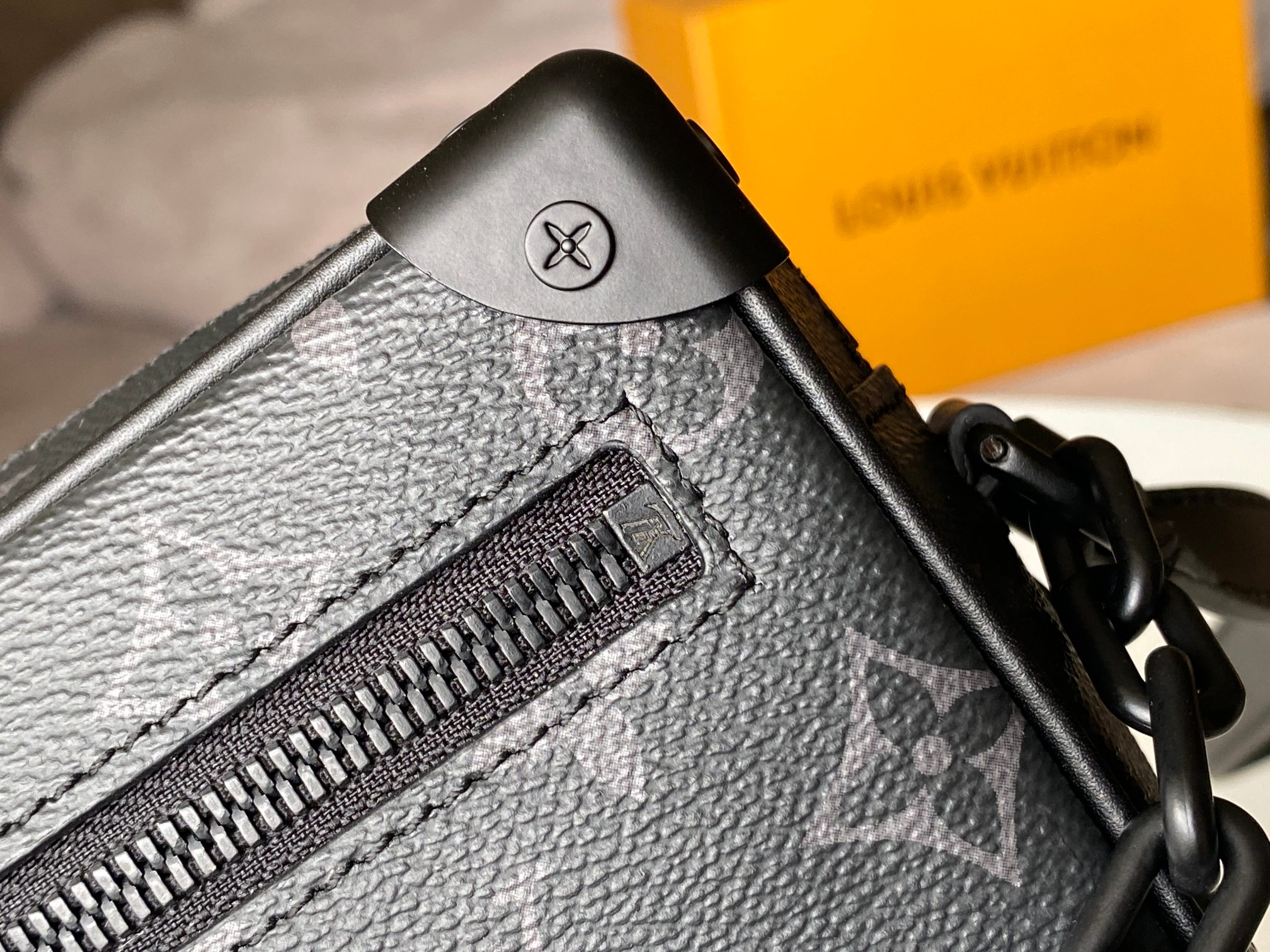 NO:201001,Original single-quality all-steel hardware variable-code chip MINI SOFT TRUNK handbag.M44735 black flower, more details...,LV [top original list],louis vuitton19860909原单品质全钢五金变码芯片MINI SOFT TRUNK 手袋.M44735黑花,更多细节.……,LV【顶级原单】,louis vuitton,Bag