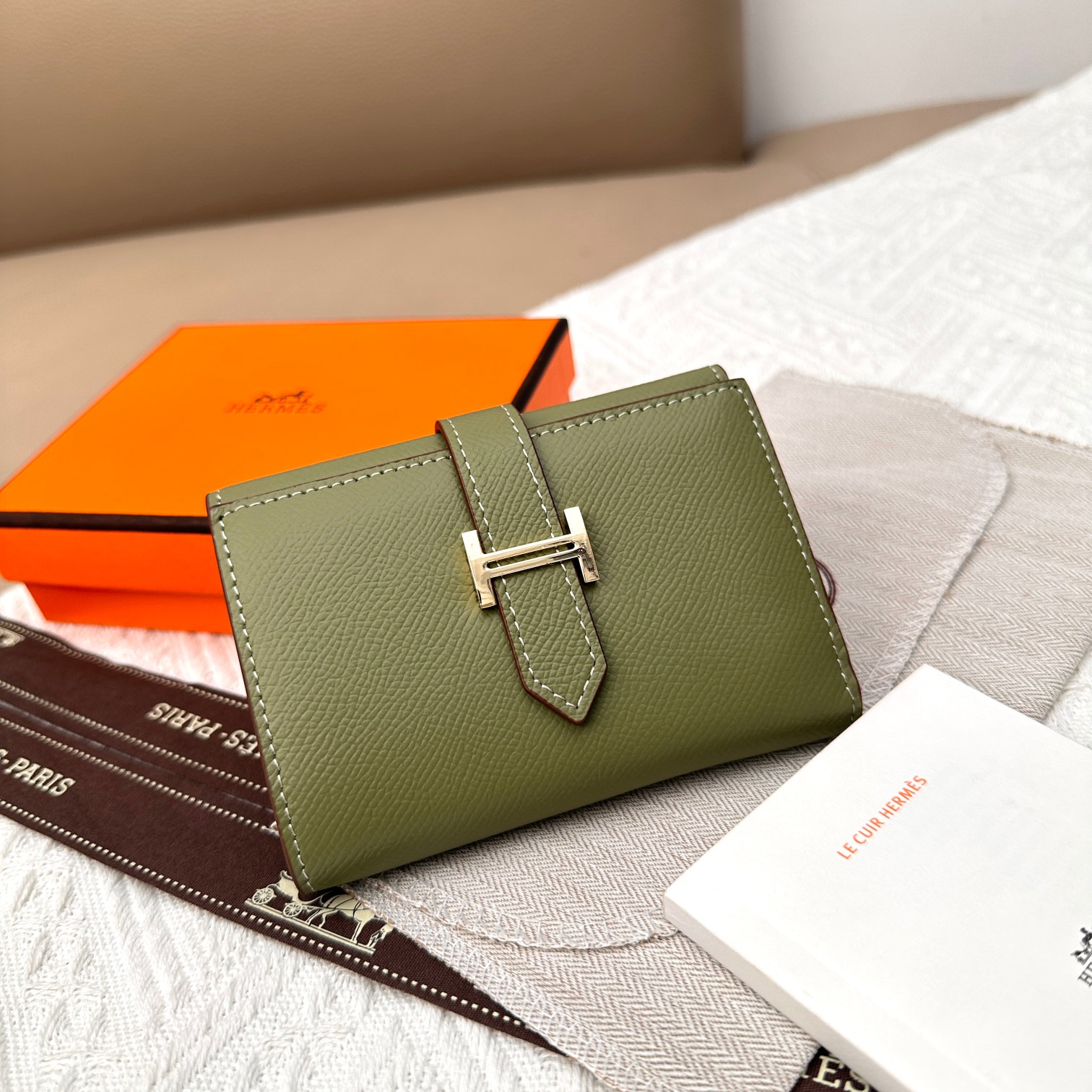 Elegante Cartera Trifold de Cuero Togo Hermes con Cierre Dorado