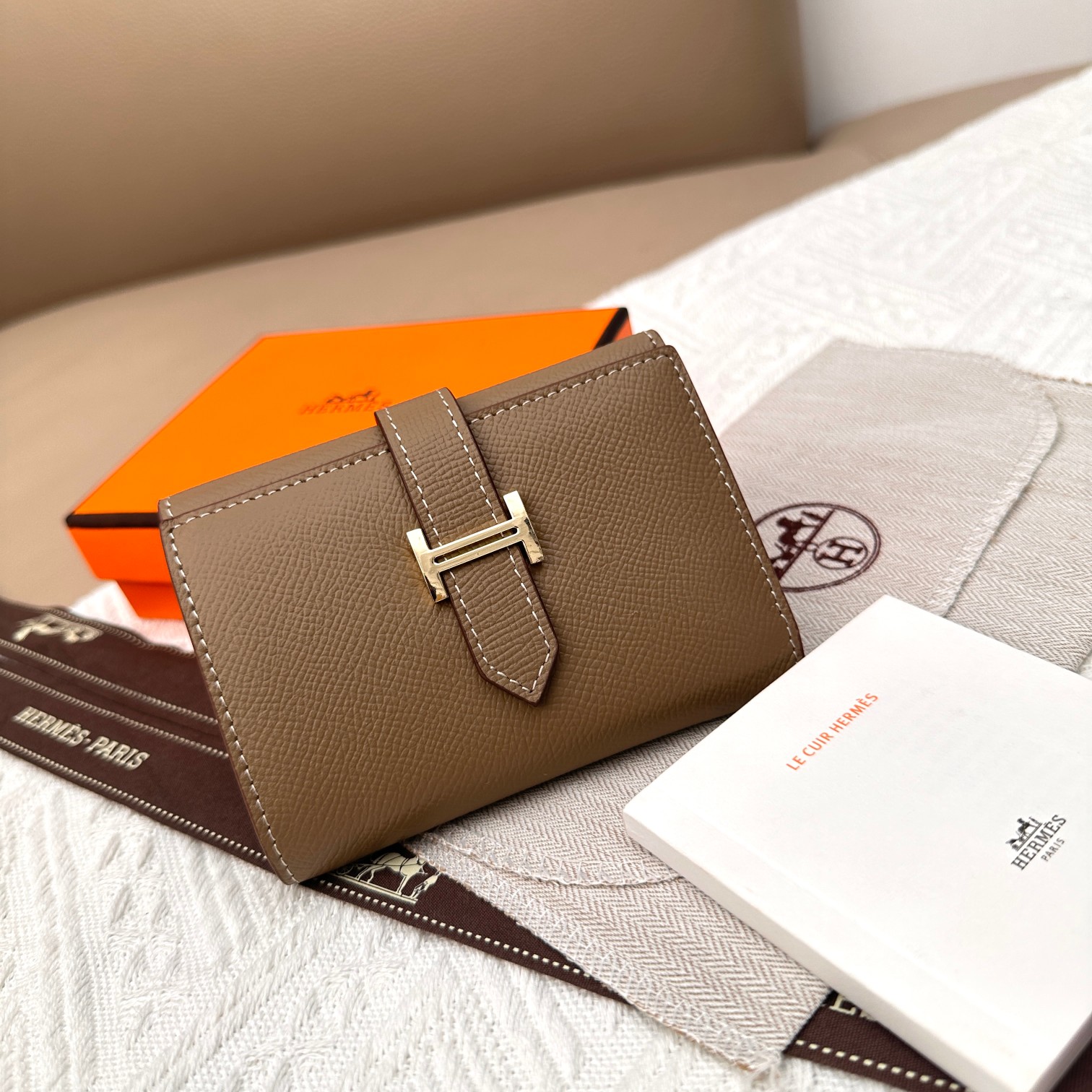 Hermès Togo Leren Dames Portemonnee met Gouden Sluiting - Compact & Elegant