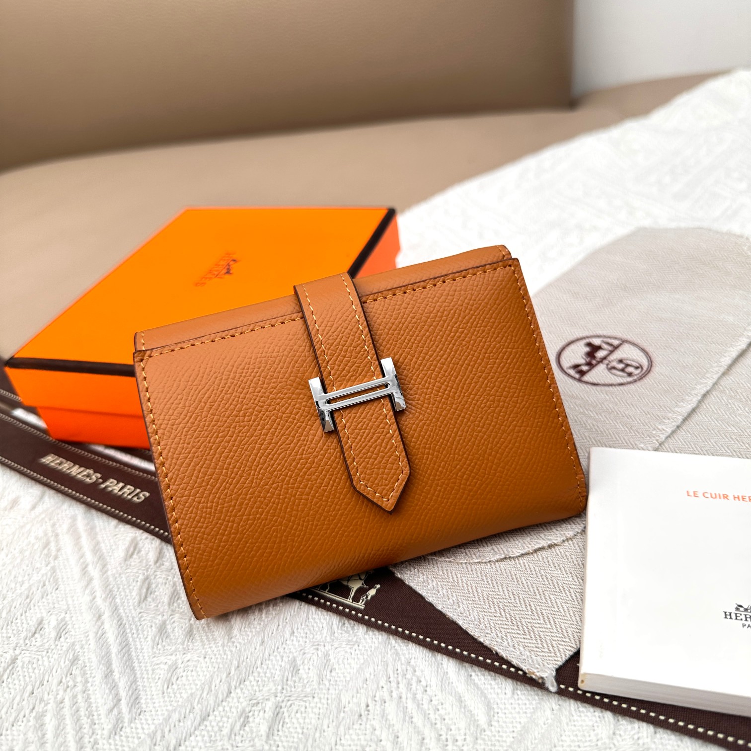 Hermès Portefeuille Compact en Cuir Togo avec Fermoir Argenté