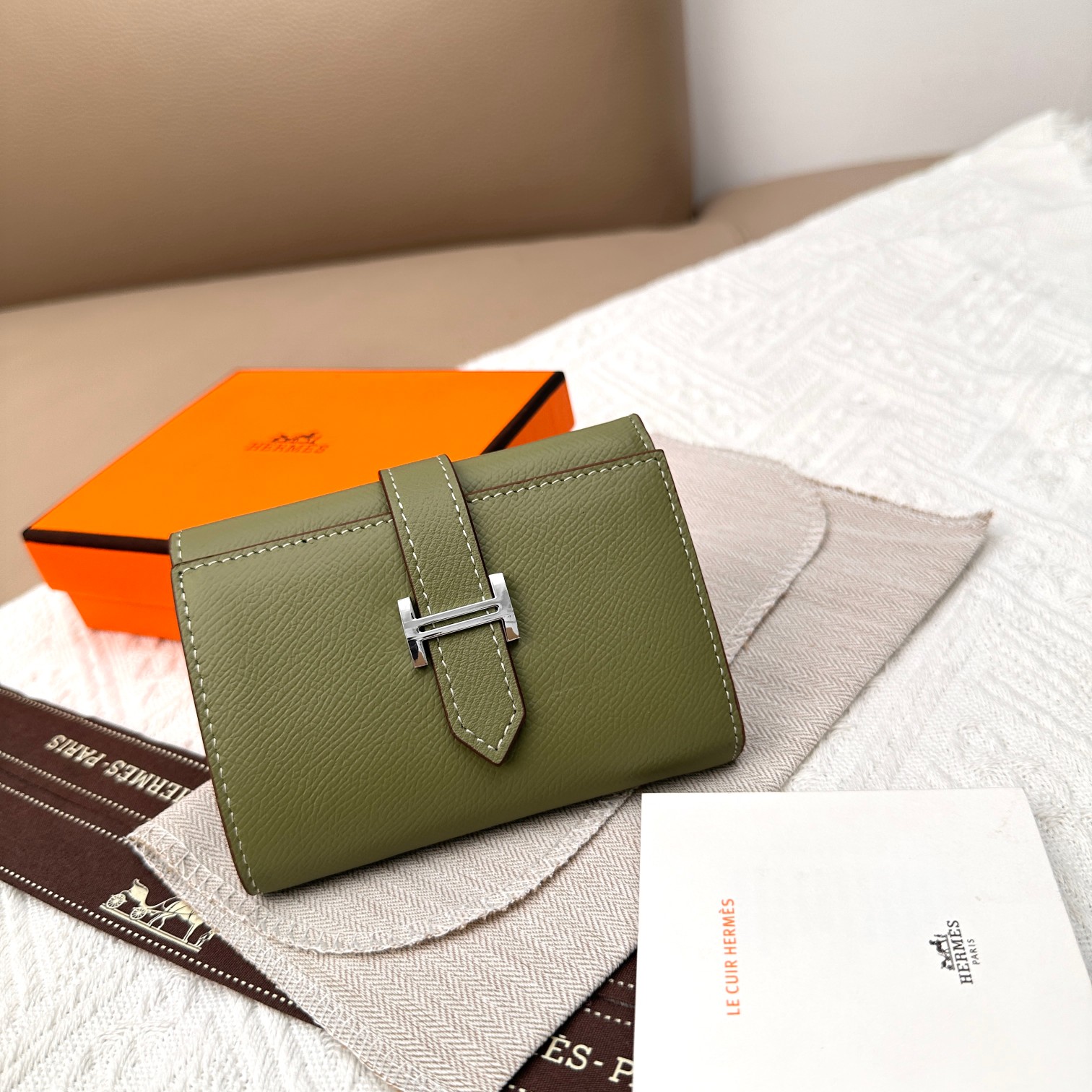 Elegante Cartera Trifold Hermes Togo de Cuero Genuino con Cierre Plateado