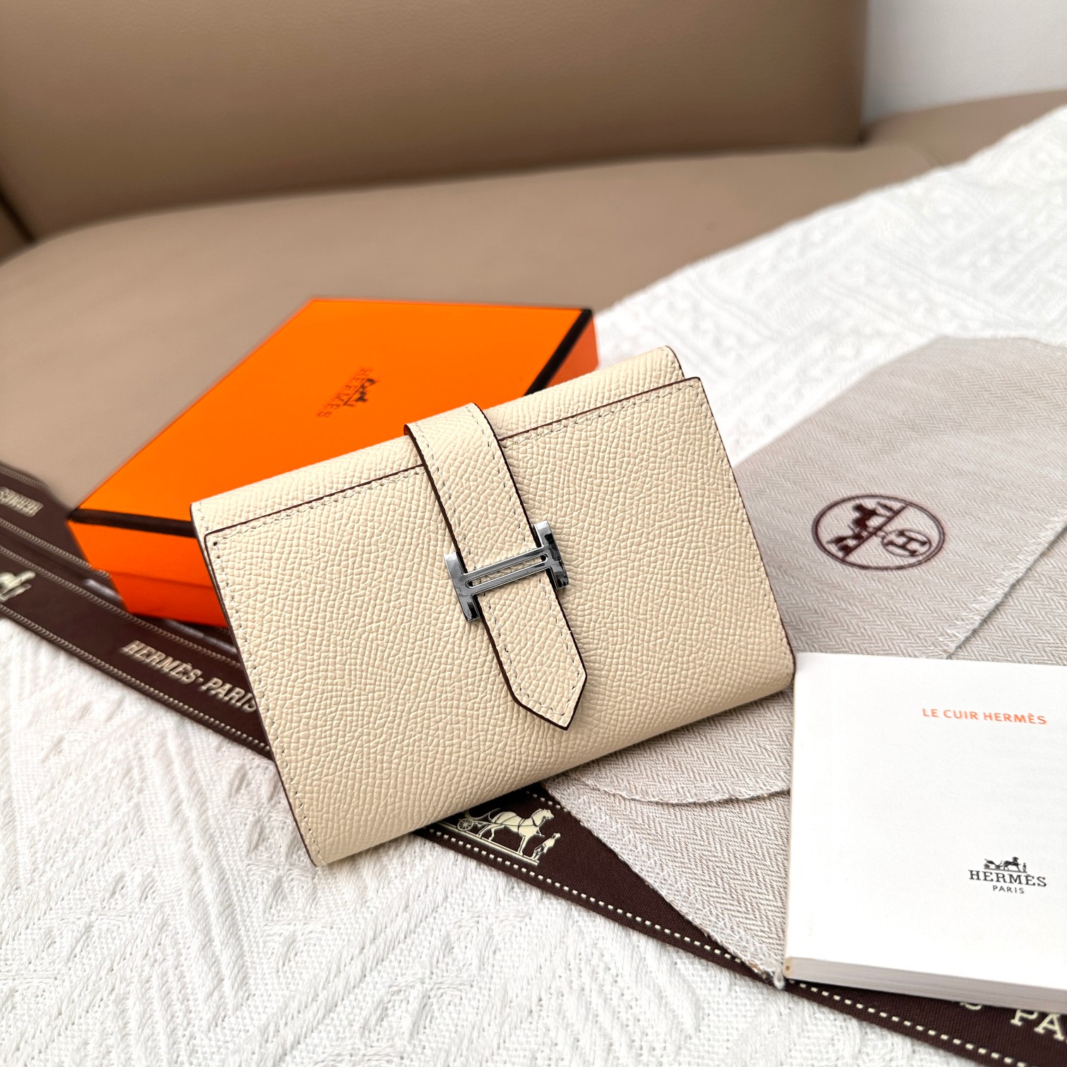 Hermes Togo Leather Compact Wallet, Trifold Design with Silver Buckle, 10x12CM 2 a1678614650314 1464